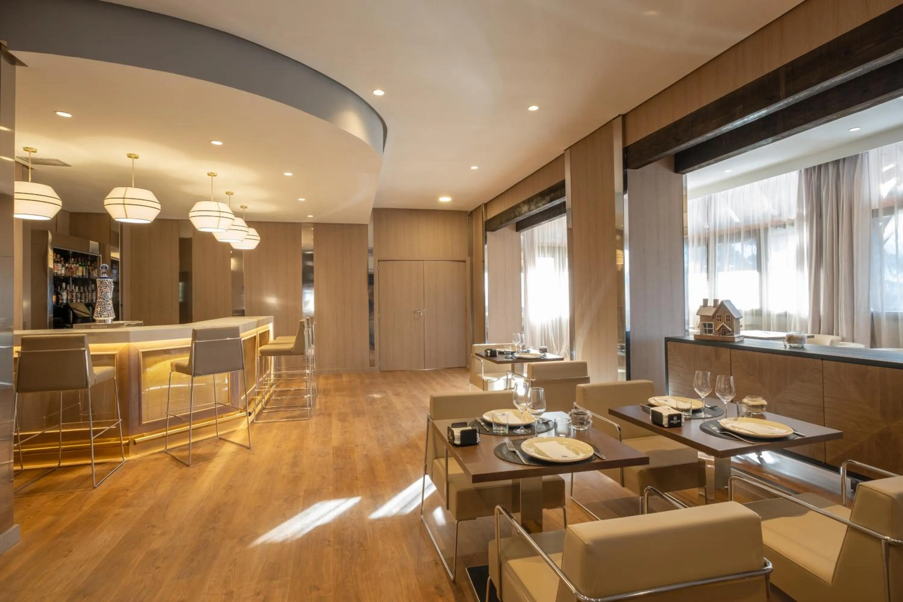 Lounge or bar in Eurostars Royal Tanau