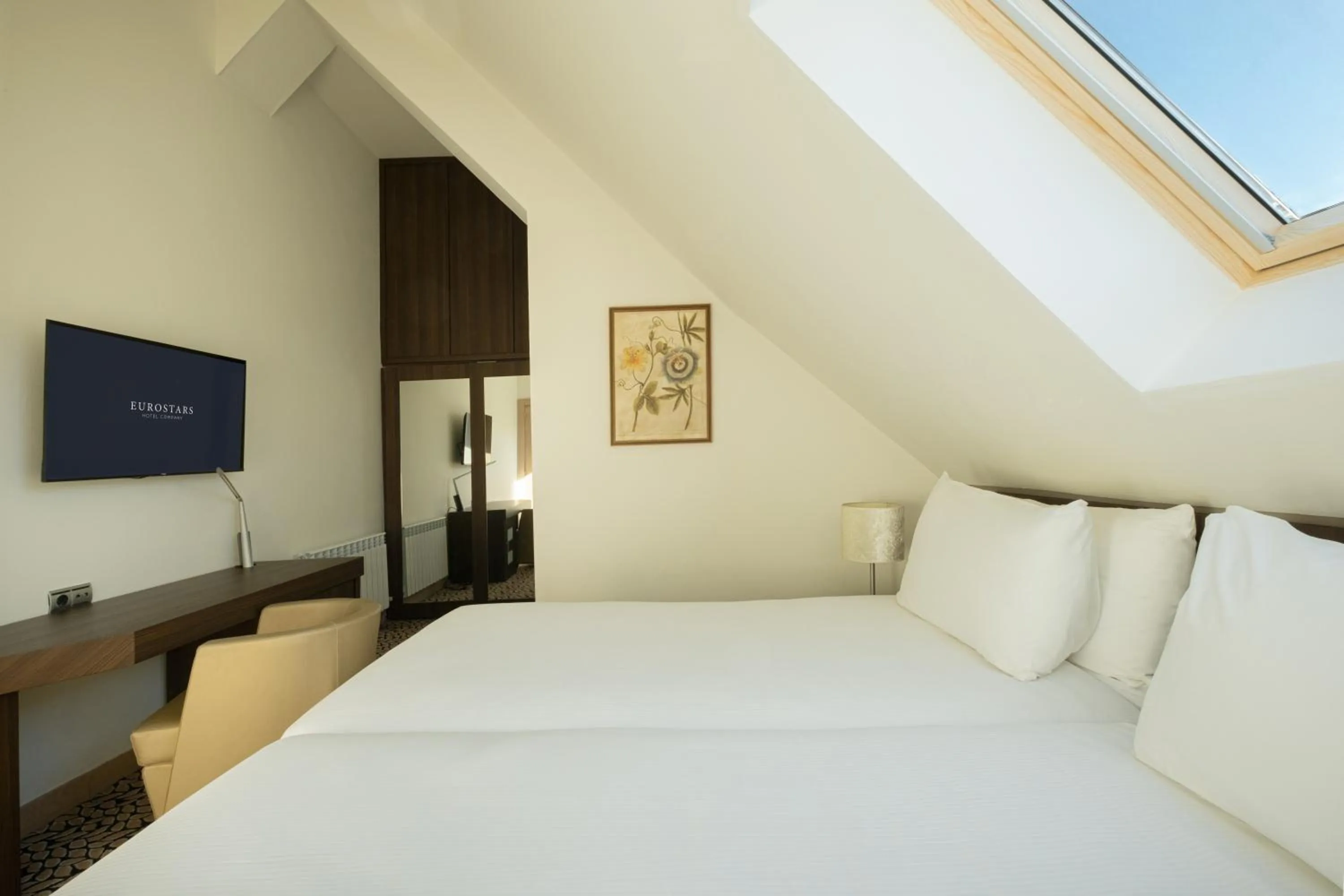 Bed in Eurostars Royal Tanau