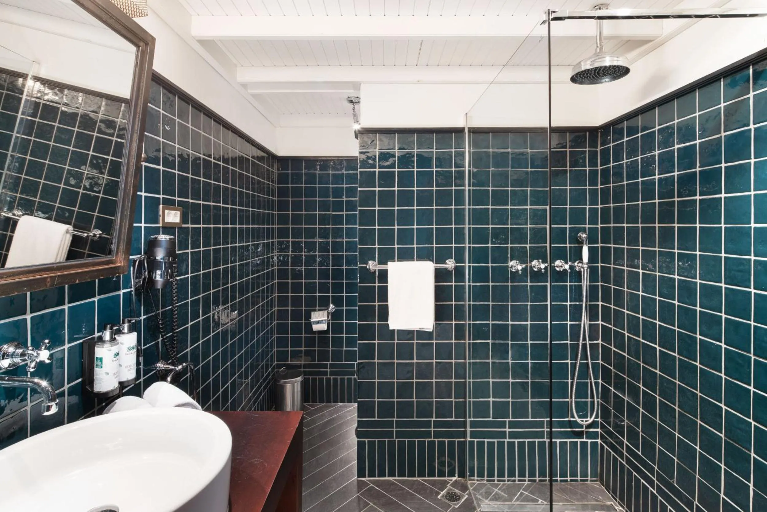 Bathroom in La França Travellers Adults Only