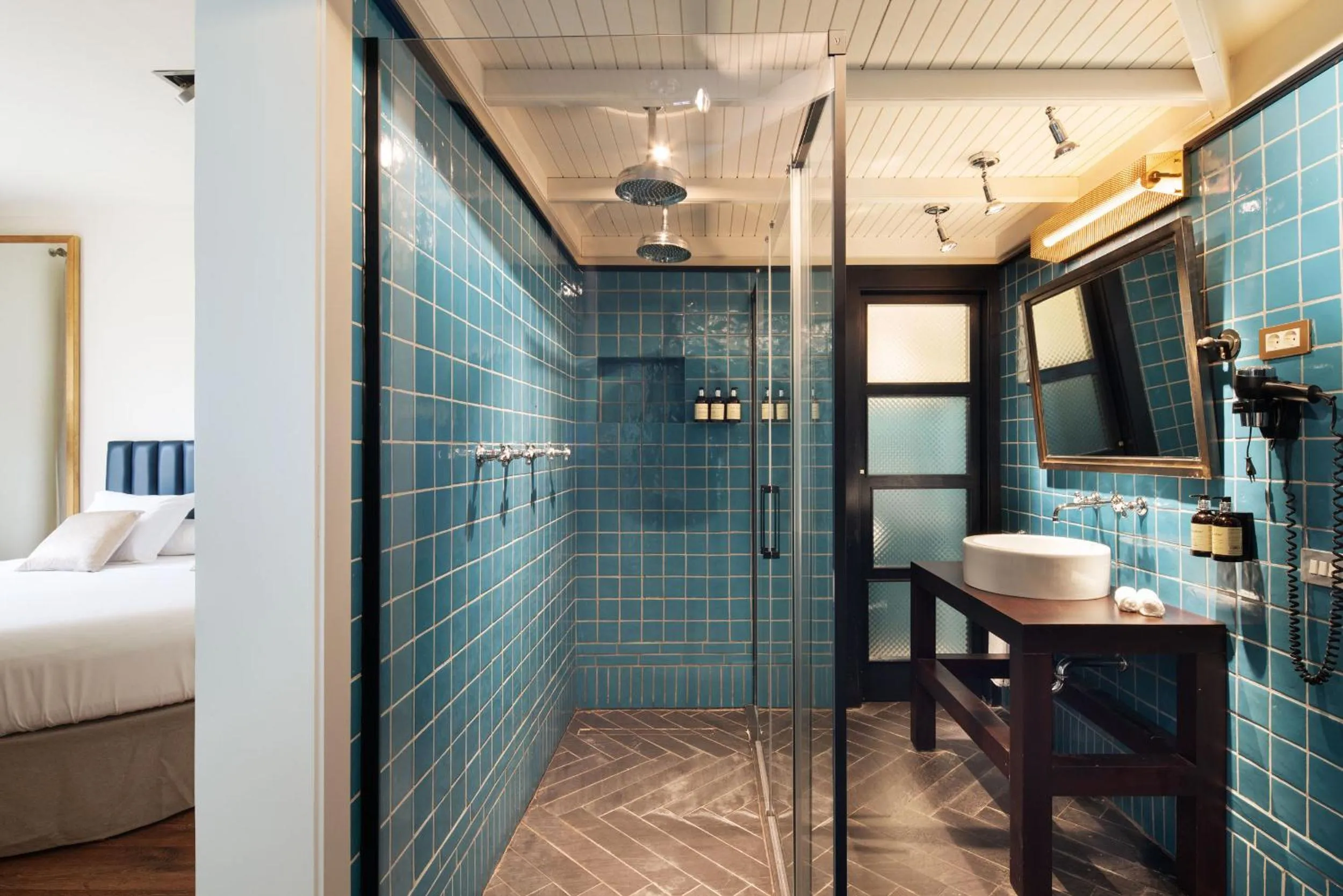 Bathroom, Bed in La França Travellers Adults Only