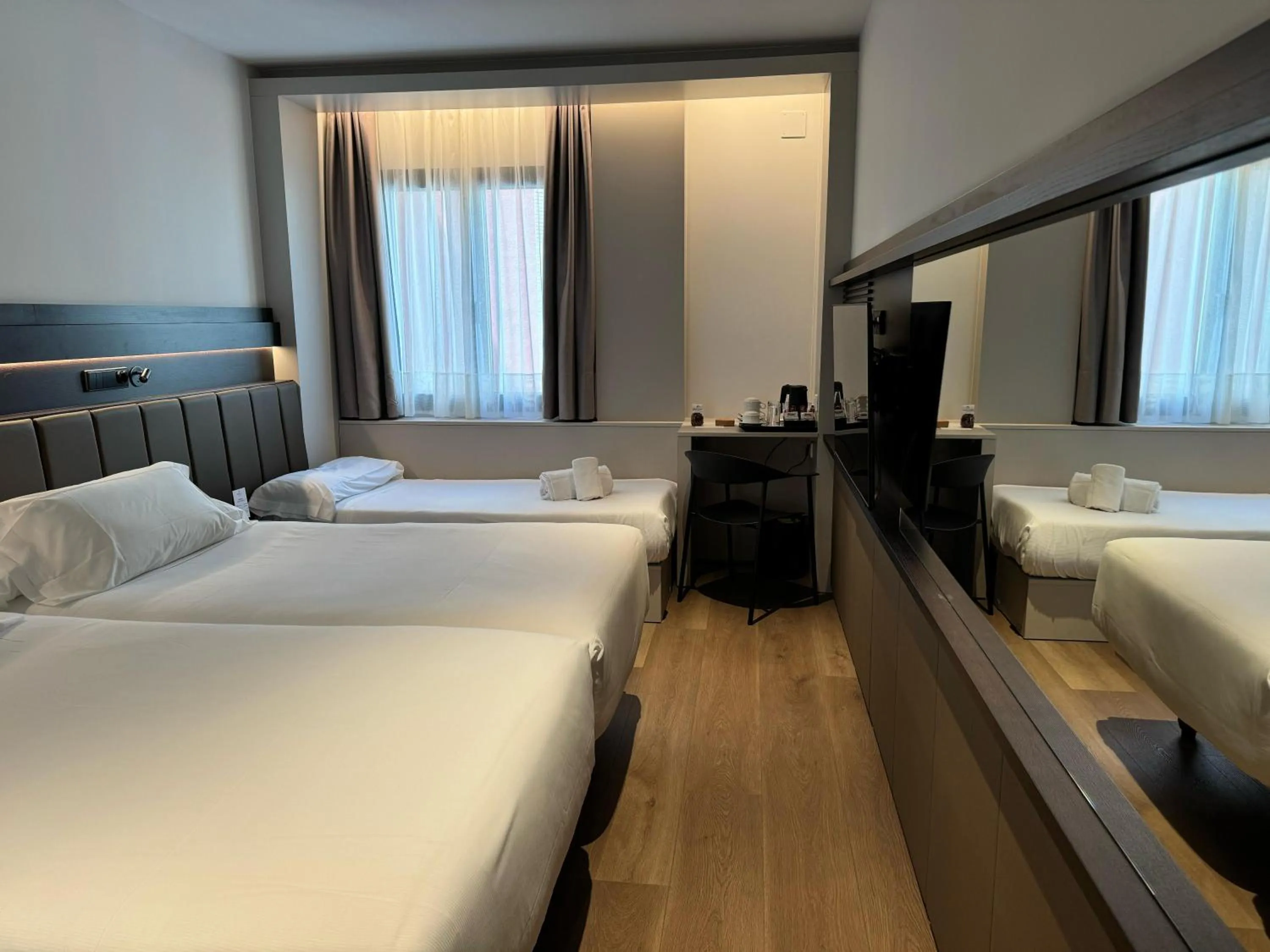 Photo of the whole room, Bed in Hotel Bécquer