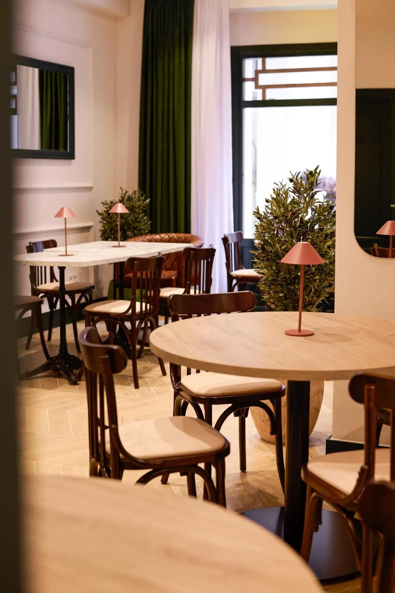 Dining area in Honest Granada Hotel