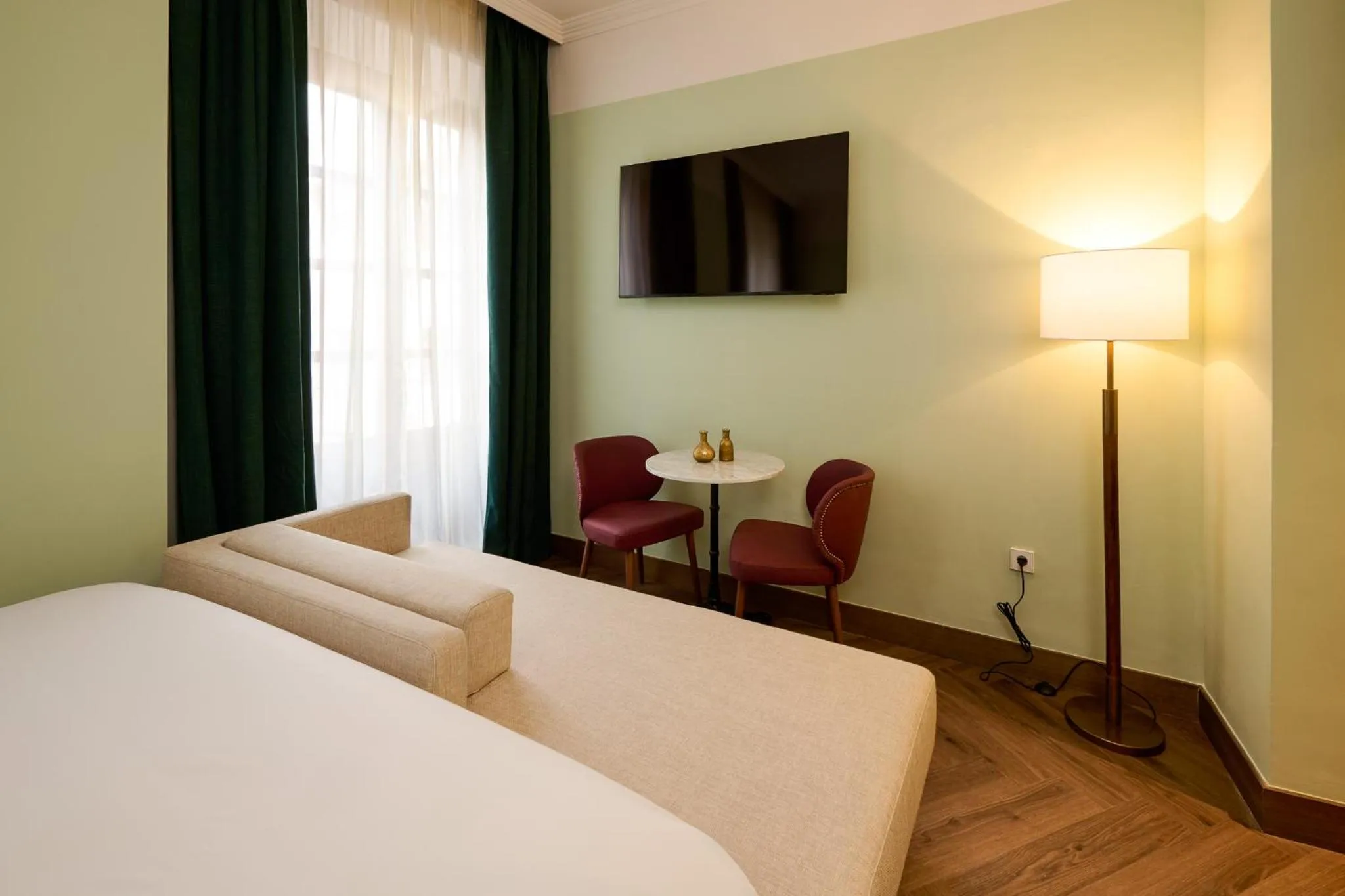 TV and multimedia, Bed in Honest Granada Hotel