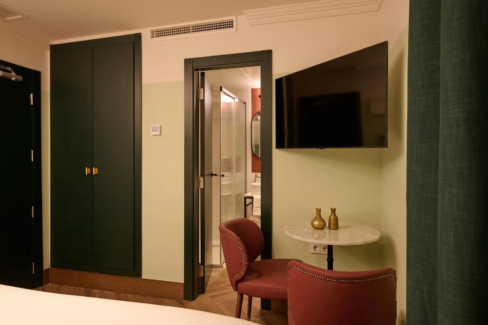 TV and multimedia, Bed in Honest Granada Hotel