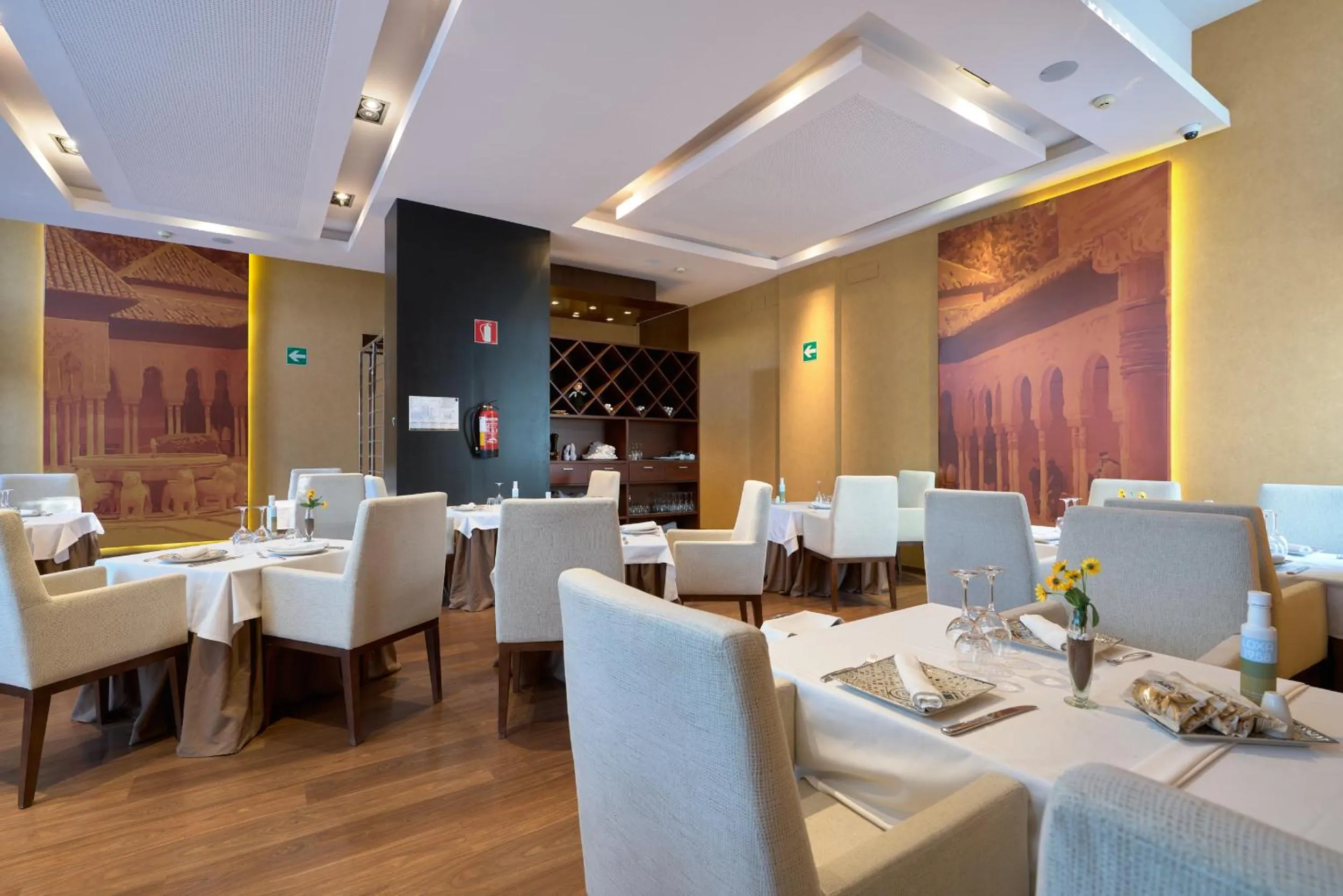 Restaurant/places to eat in M.A. Hotel Sevilla Congresos