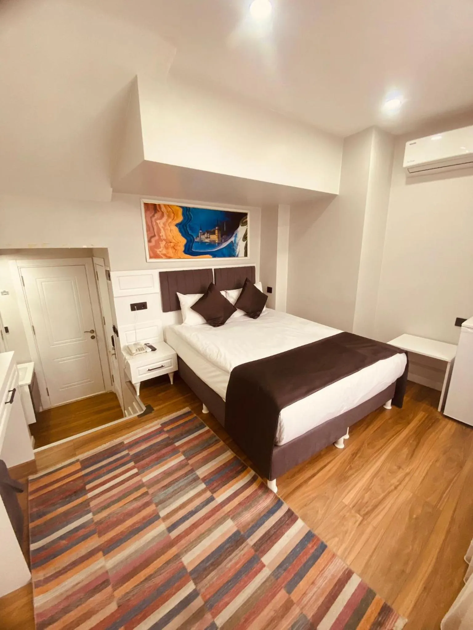 Photo of the whole room, Bed in Hodegon Suite Hotel