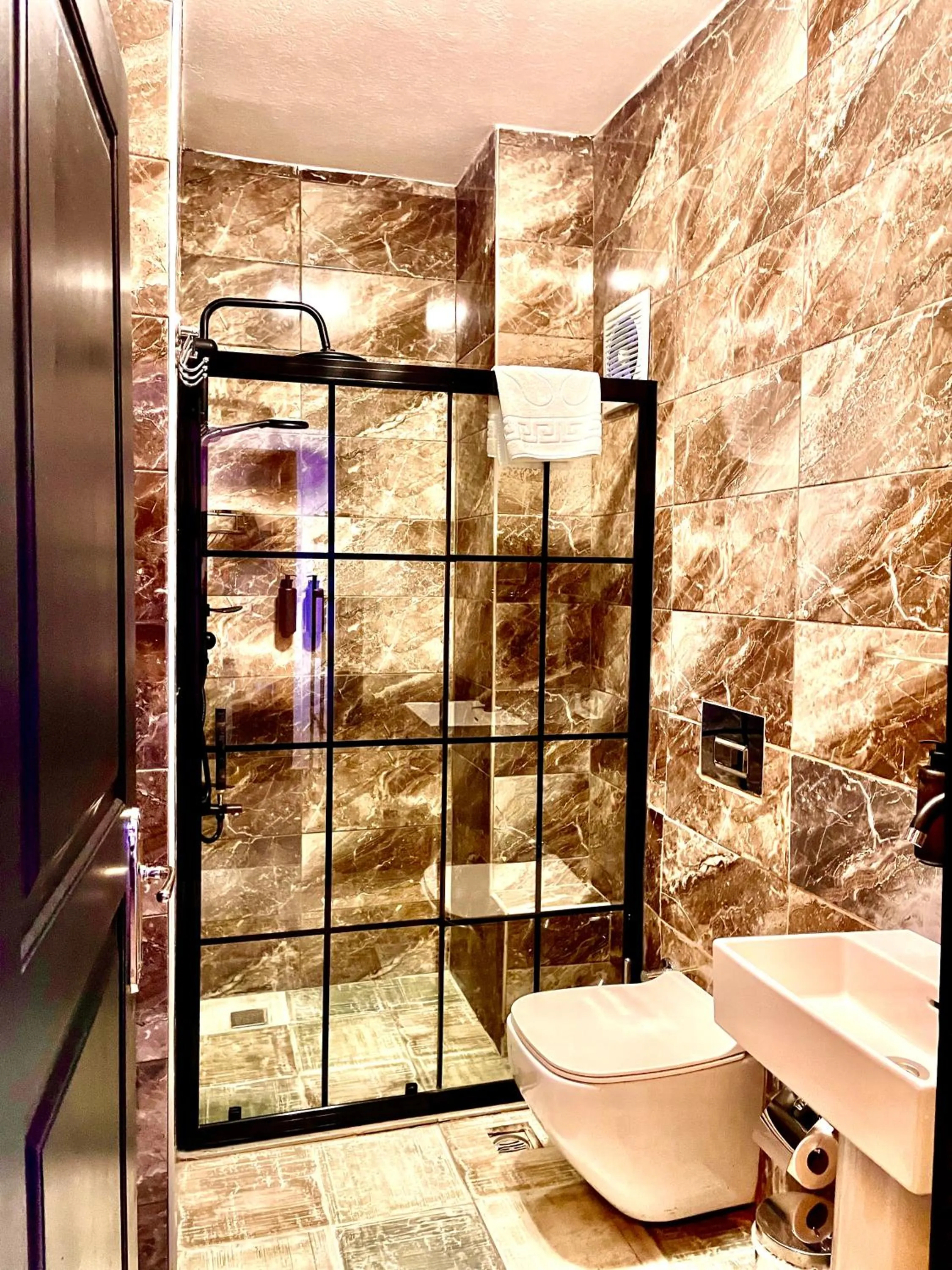 Shower in Mates Port Hotel