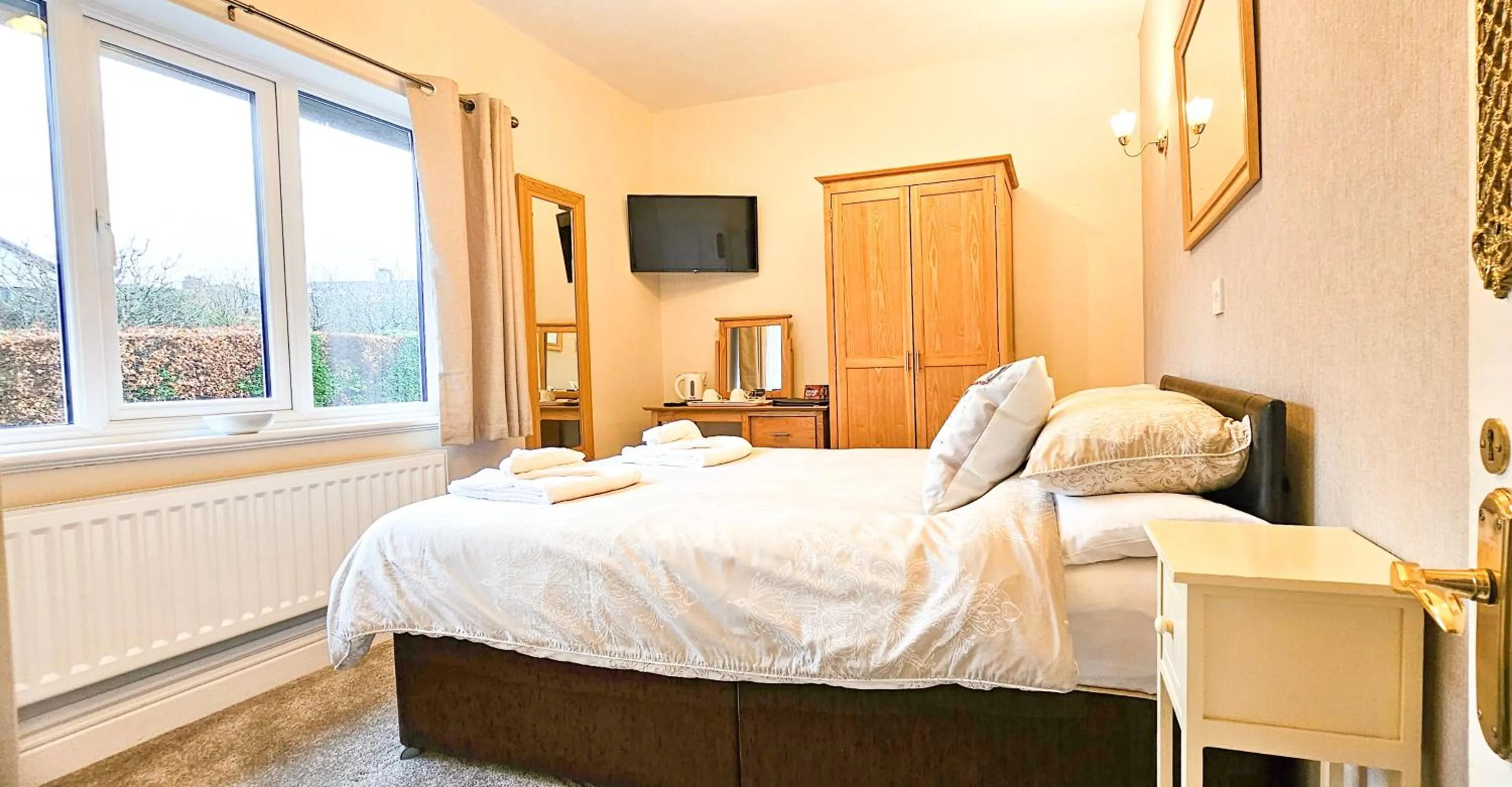 Bedroom, Bed in Dalegarth House Portinscale