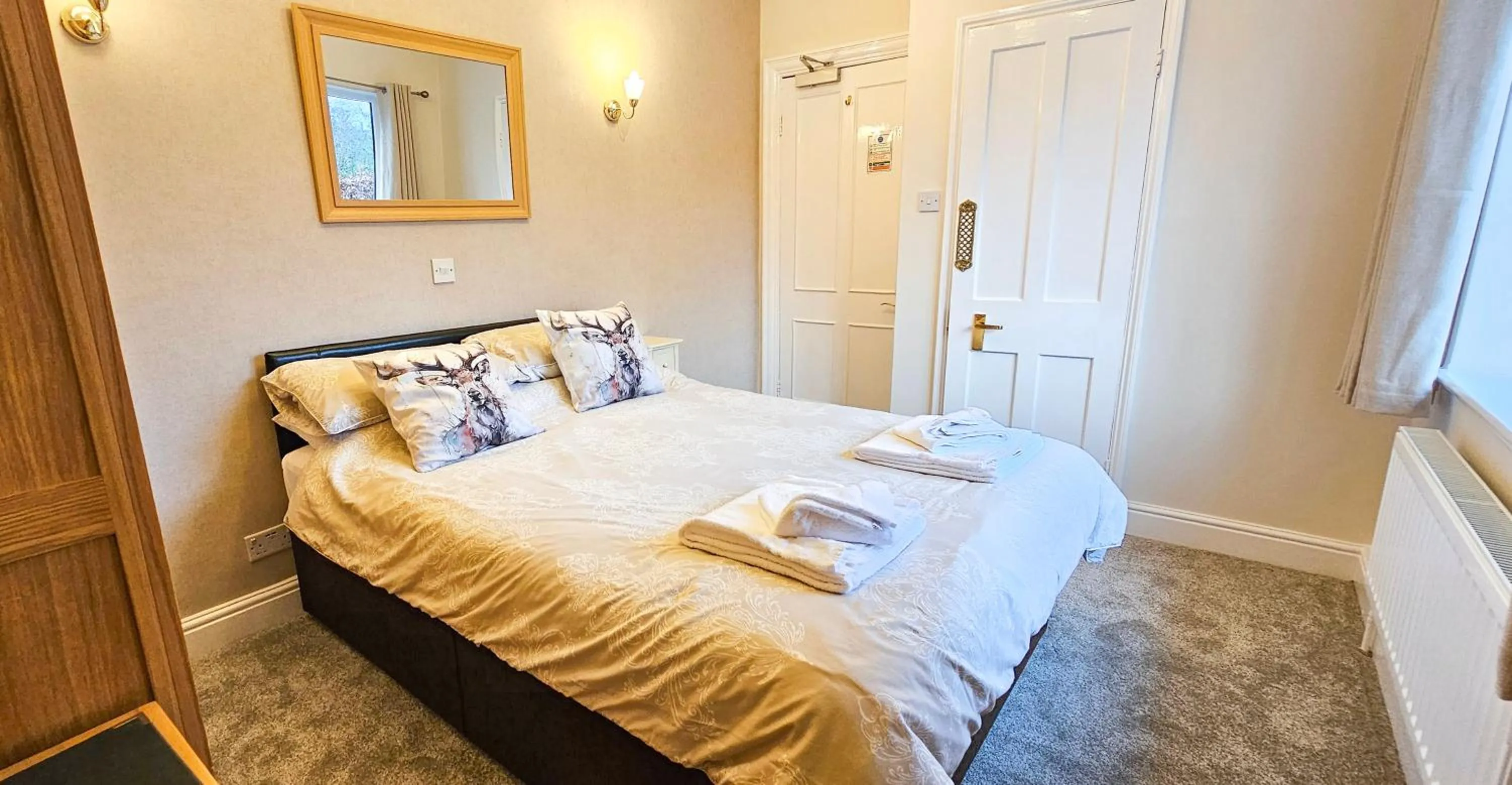 Bedroom, Bed in Dalegarth House Portinscale