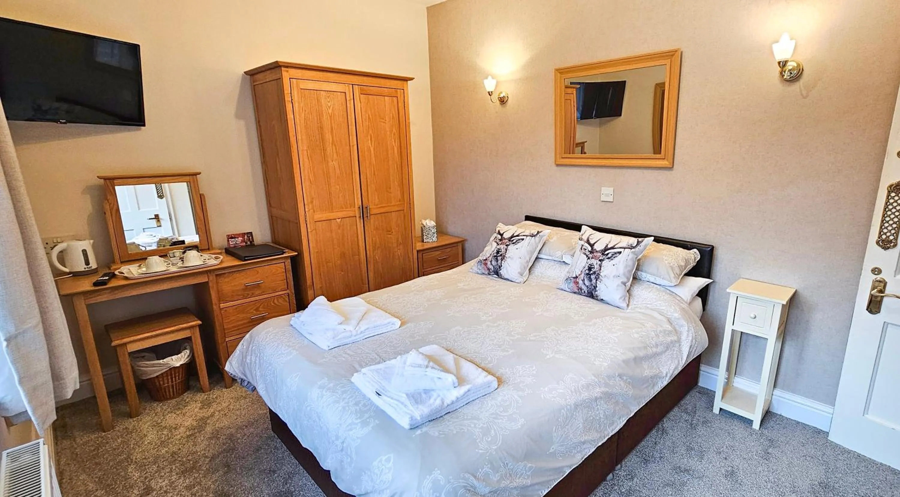 Bedroom, Bed in Dalegarth House Portinscale