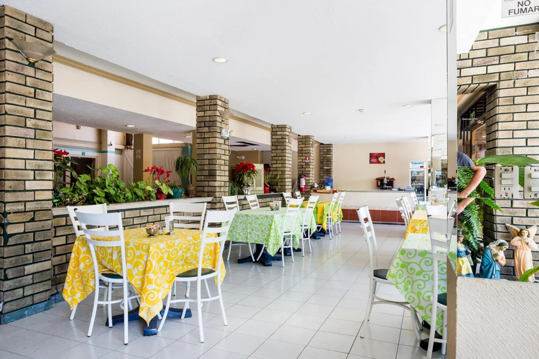 Dining area in Hotel Raldos Inn