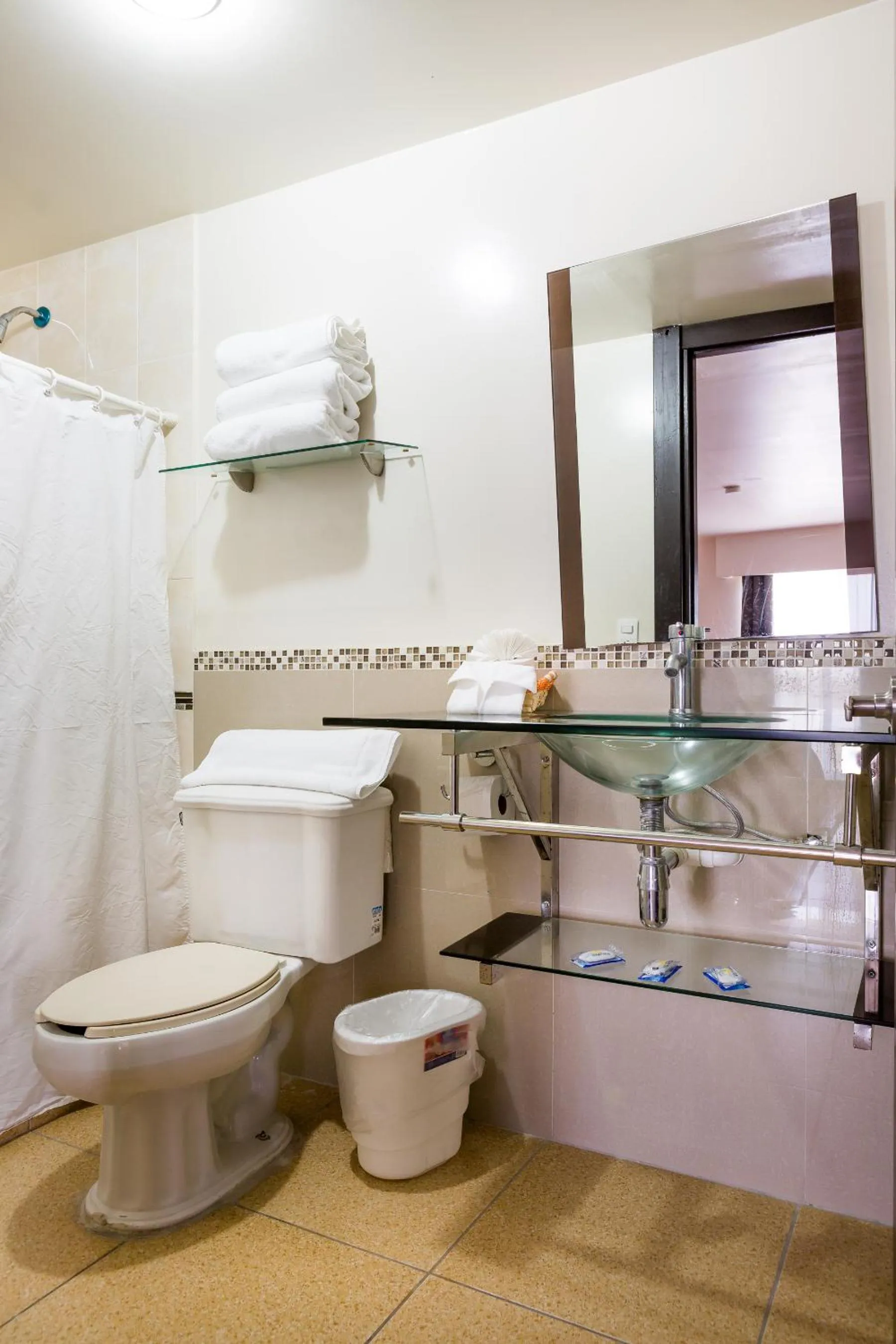 Bathroom in Hotel Raldos Inn