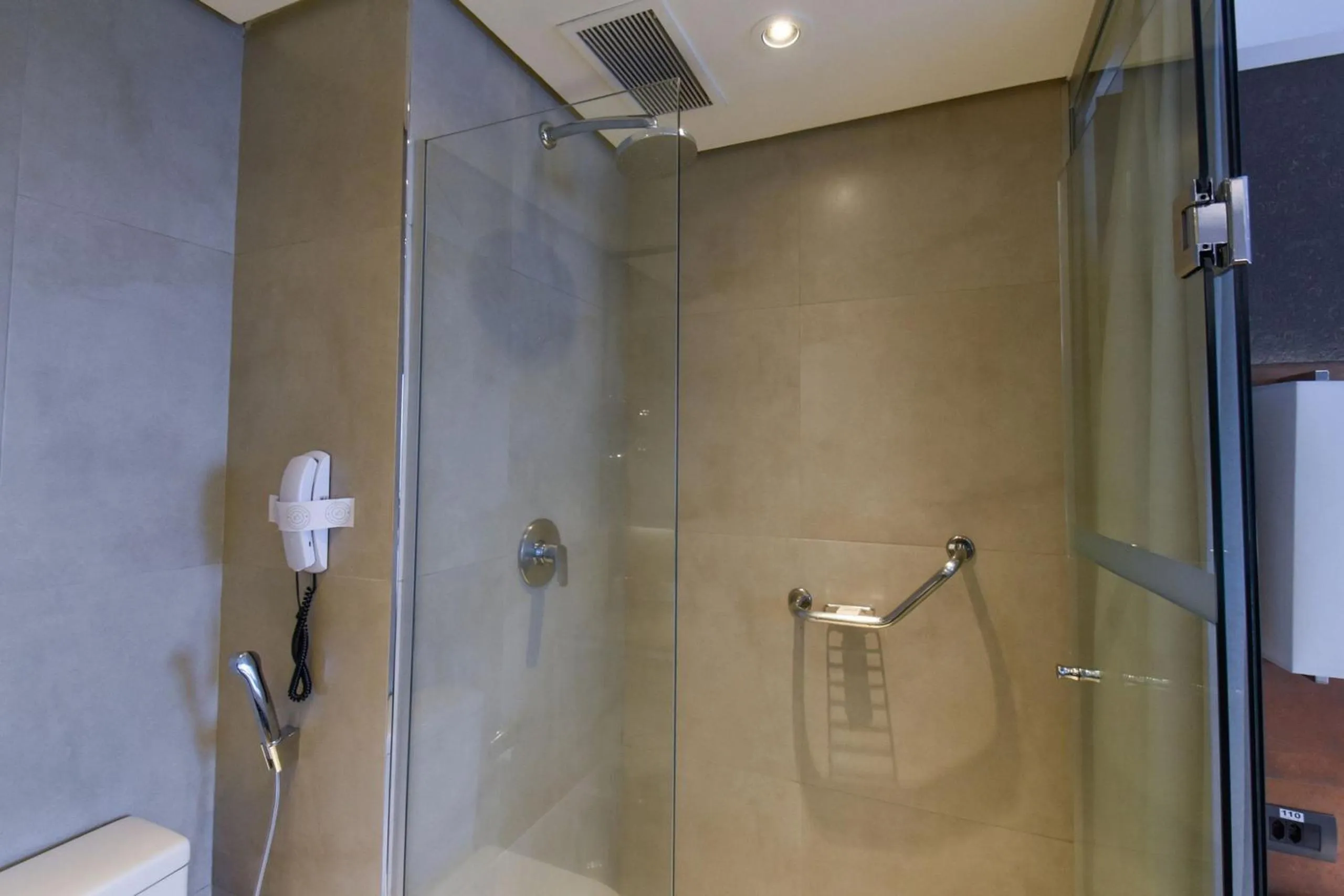 Toilet in Elegance Suítes Ibirapuera