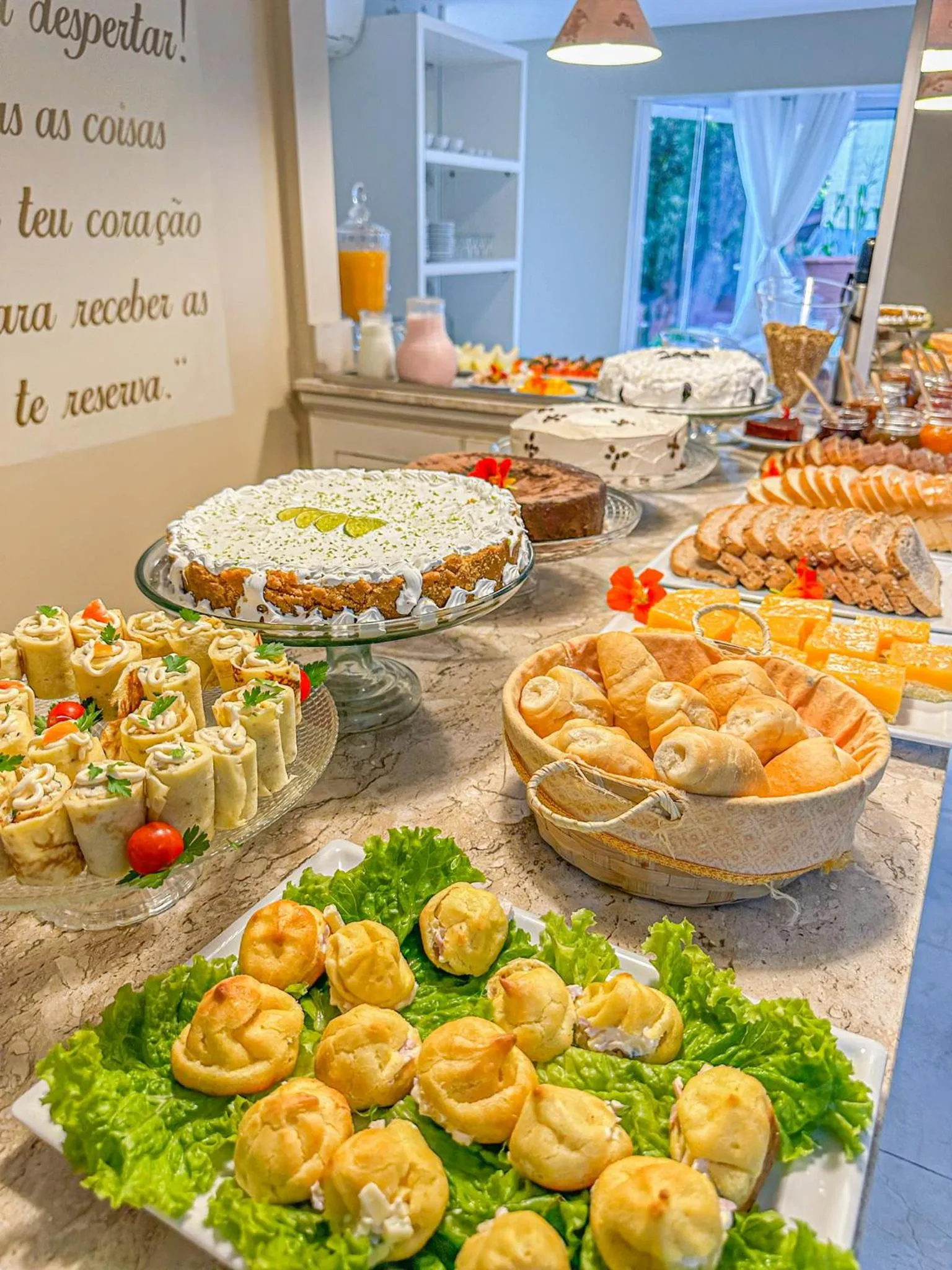 Buffet breakfast in Pousada Cabanas Rota do Sol