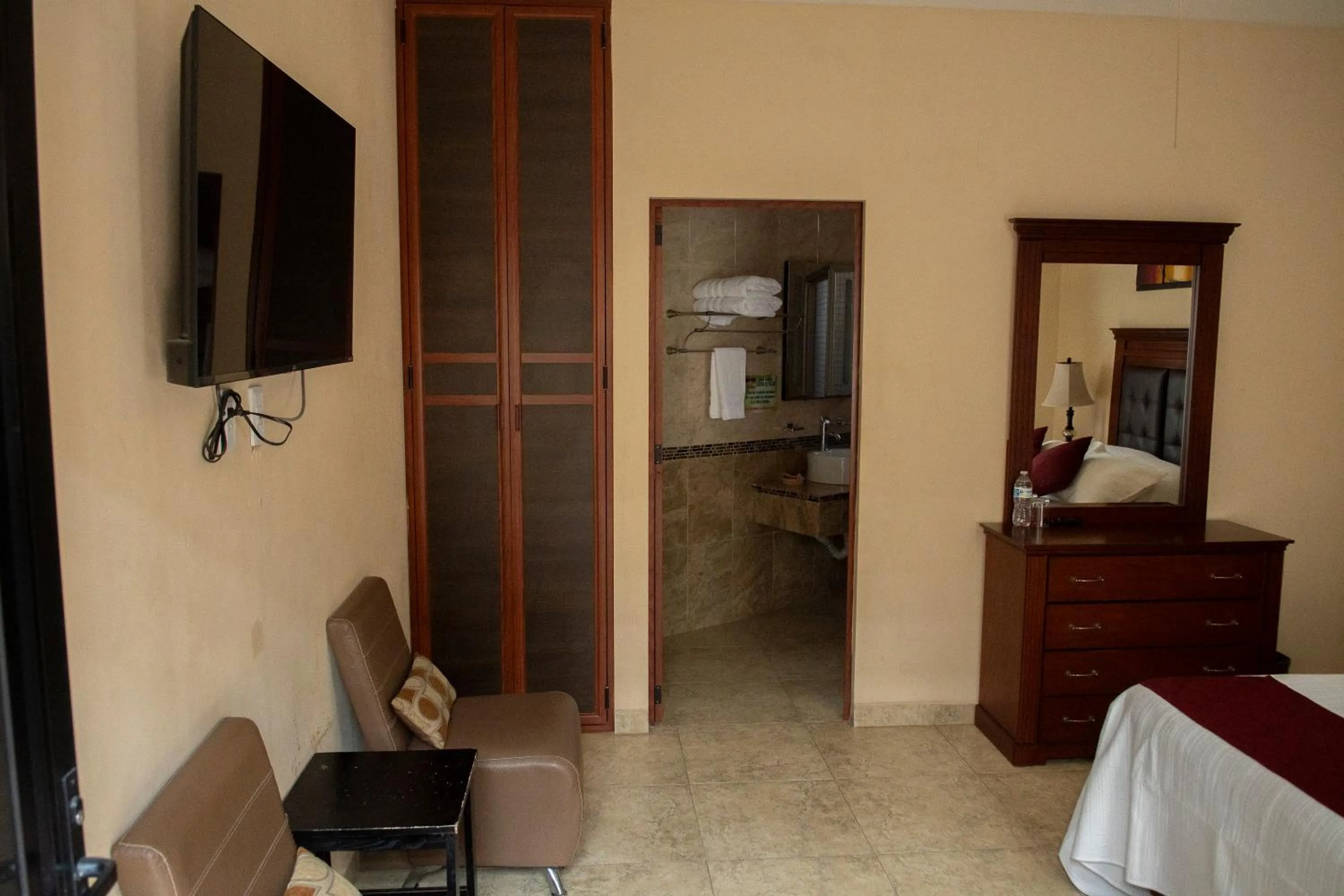 wardrobe, Bed in Hotel Villa Bernal