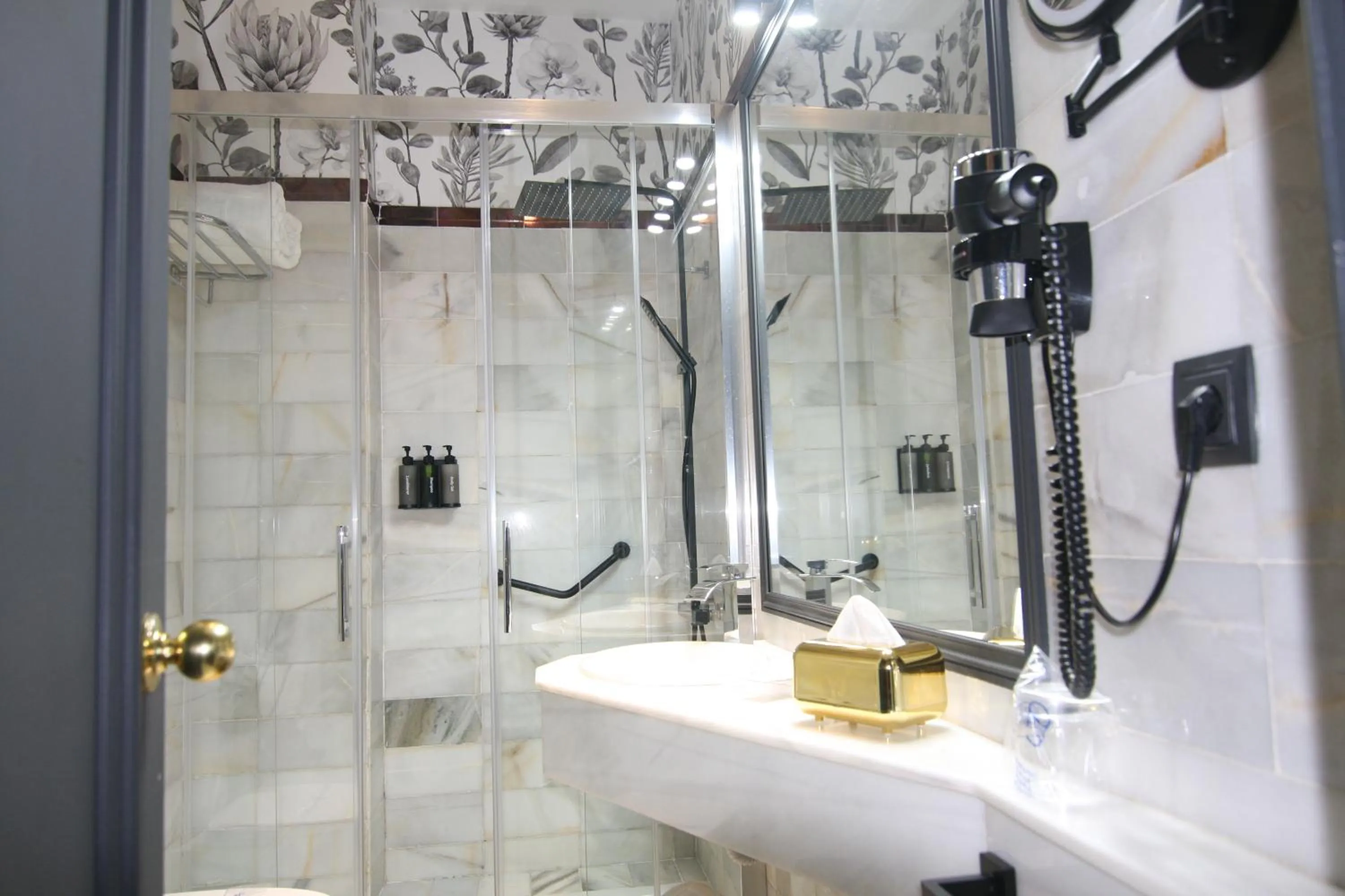 Shower in Hotel San Gil