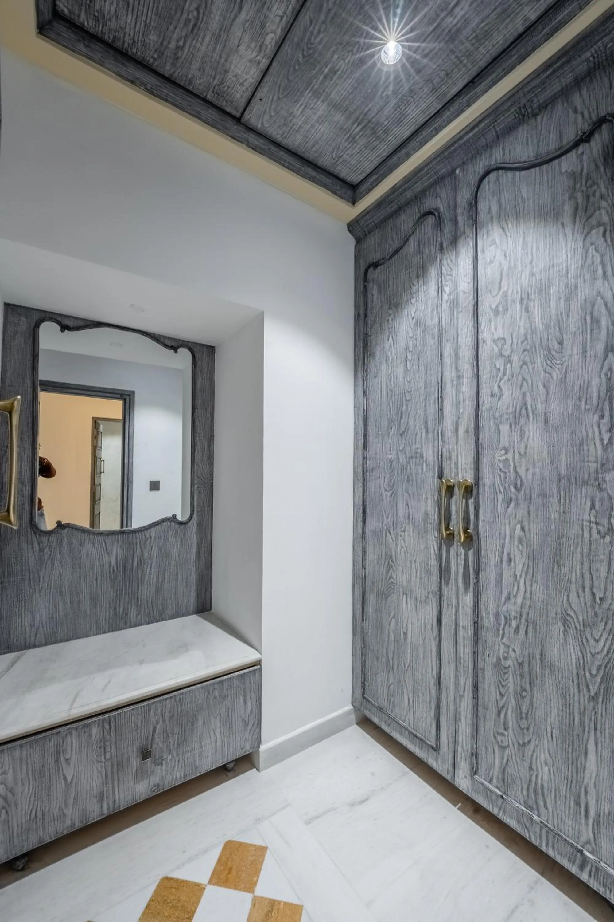 wardrobe in Juna Mahal Jungle Resort Ranthambore