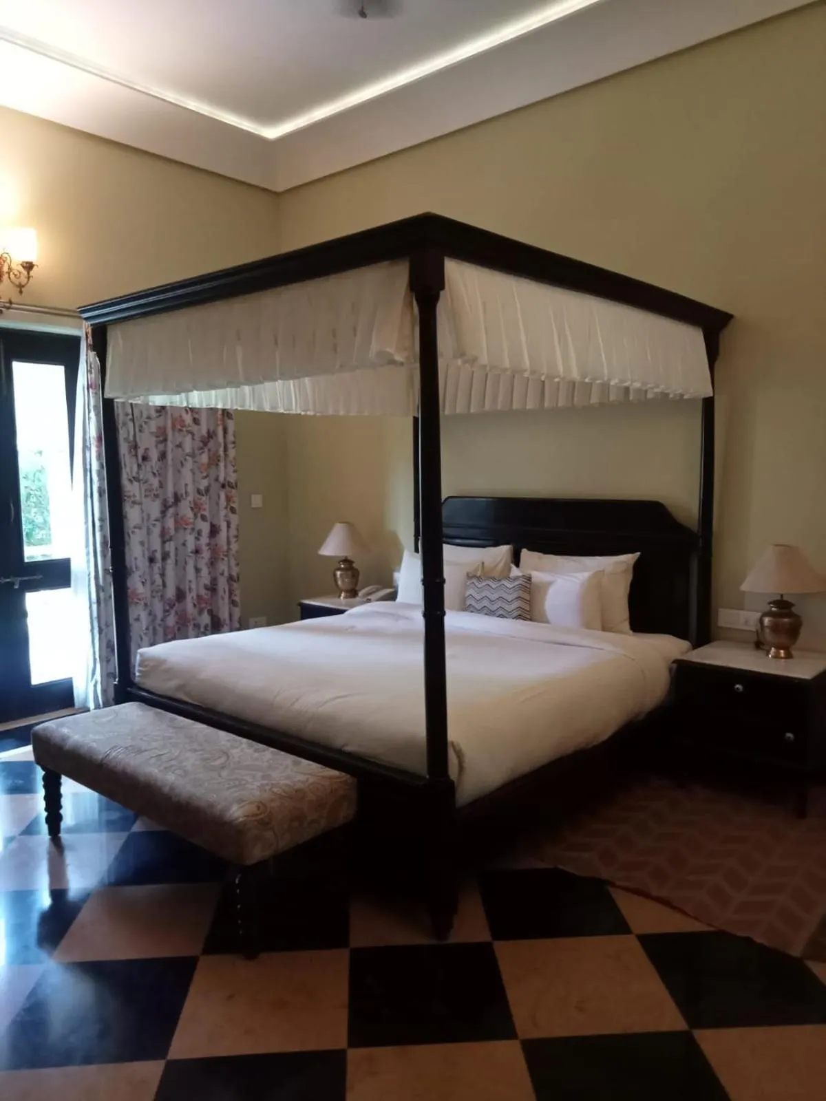 Bed in Juna Mahal Jungle Resort Ranthambore