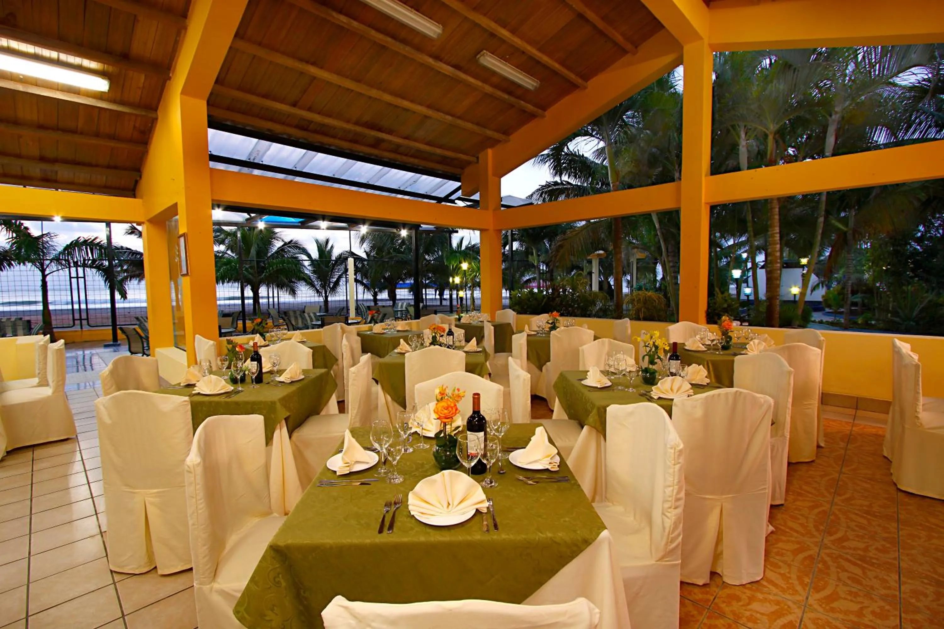 Restaurant/places to eat in Hotel Club del Sol