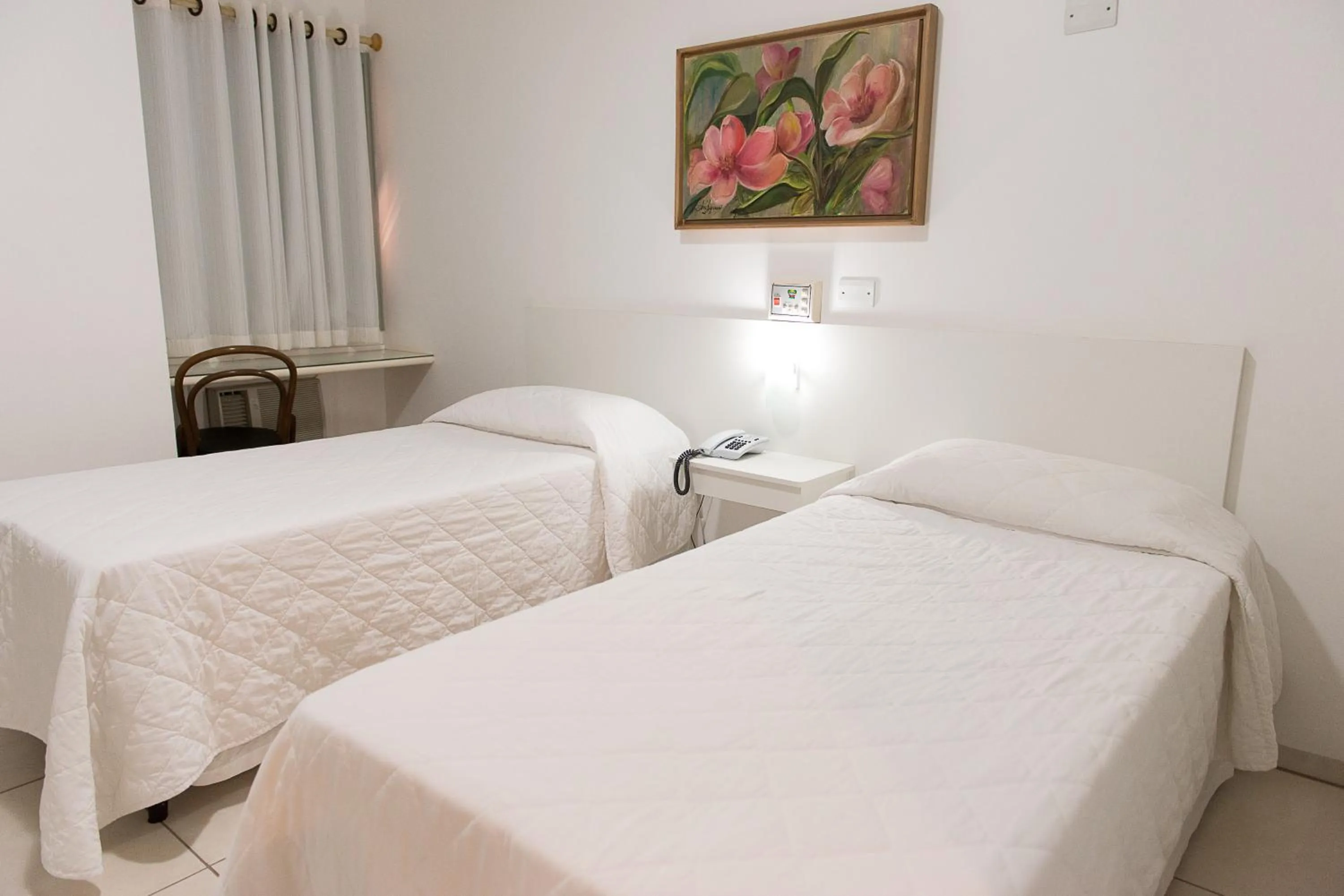 Shower, Bed in Hotel Pousada Ourinhos