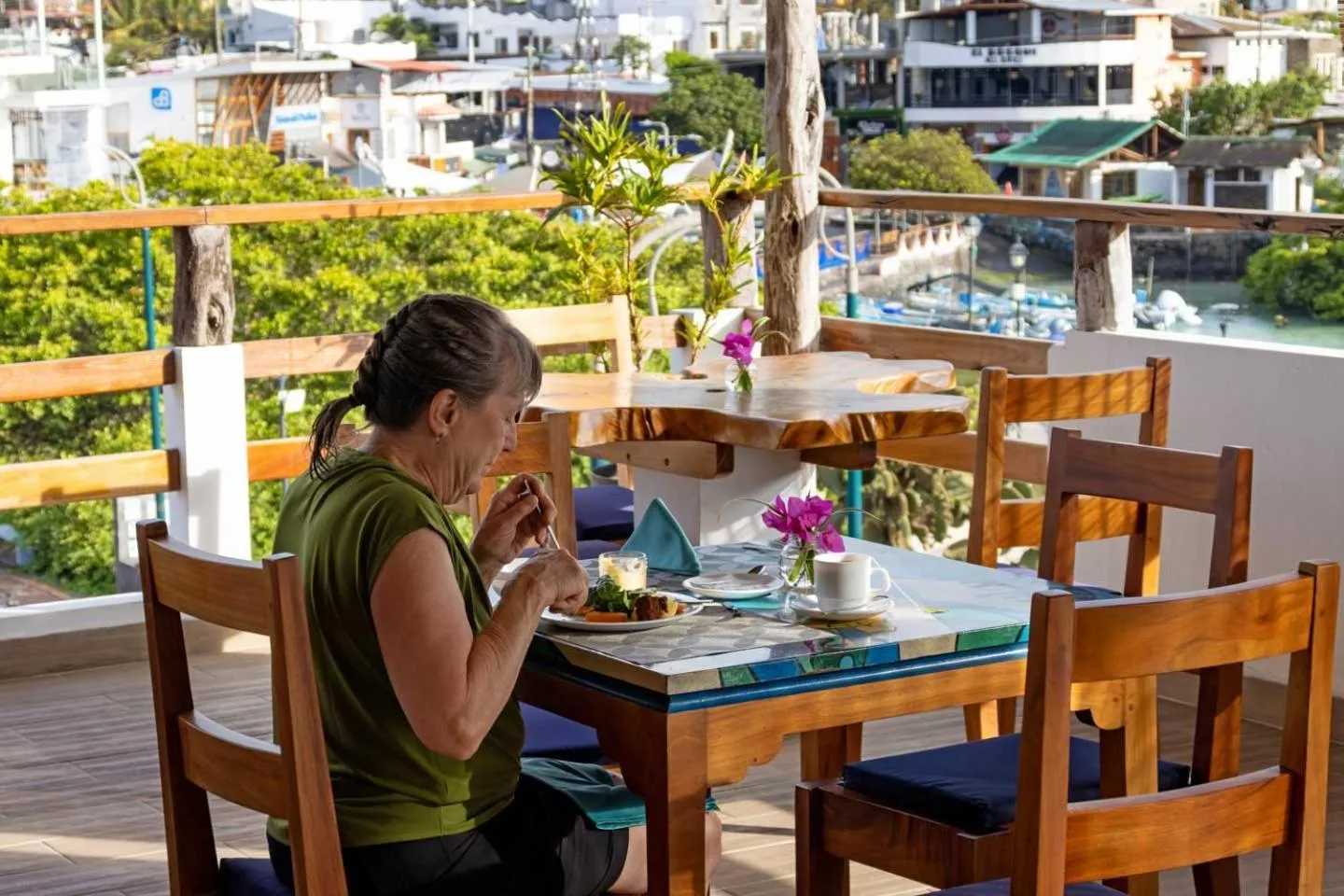 Restaurant/places to eat in Plaza Luna Suites