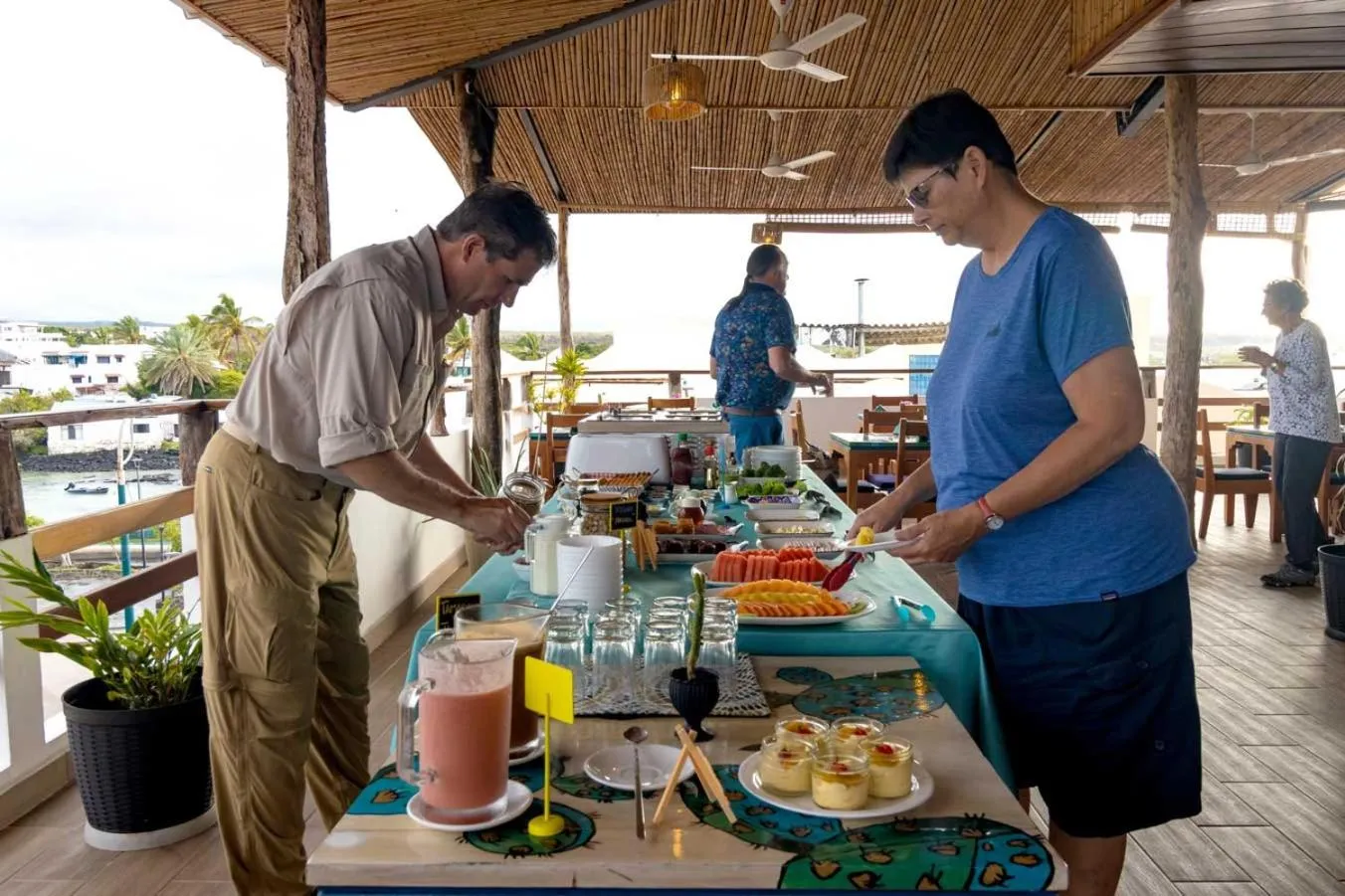 Restaurant/places to eat in Plaza Luna Suites