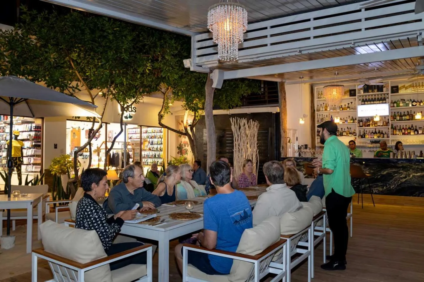 Restaurant/places to eat in Plaza Luna Suites