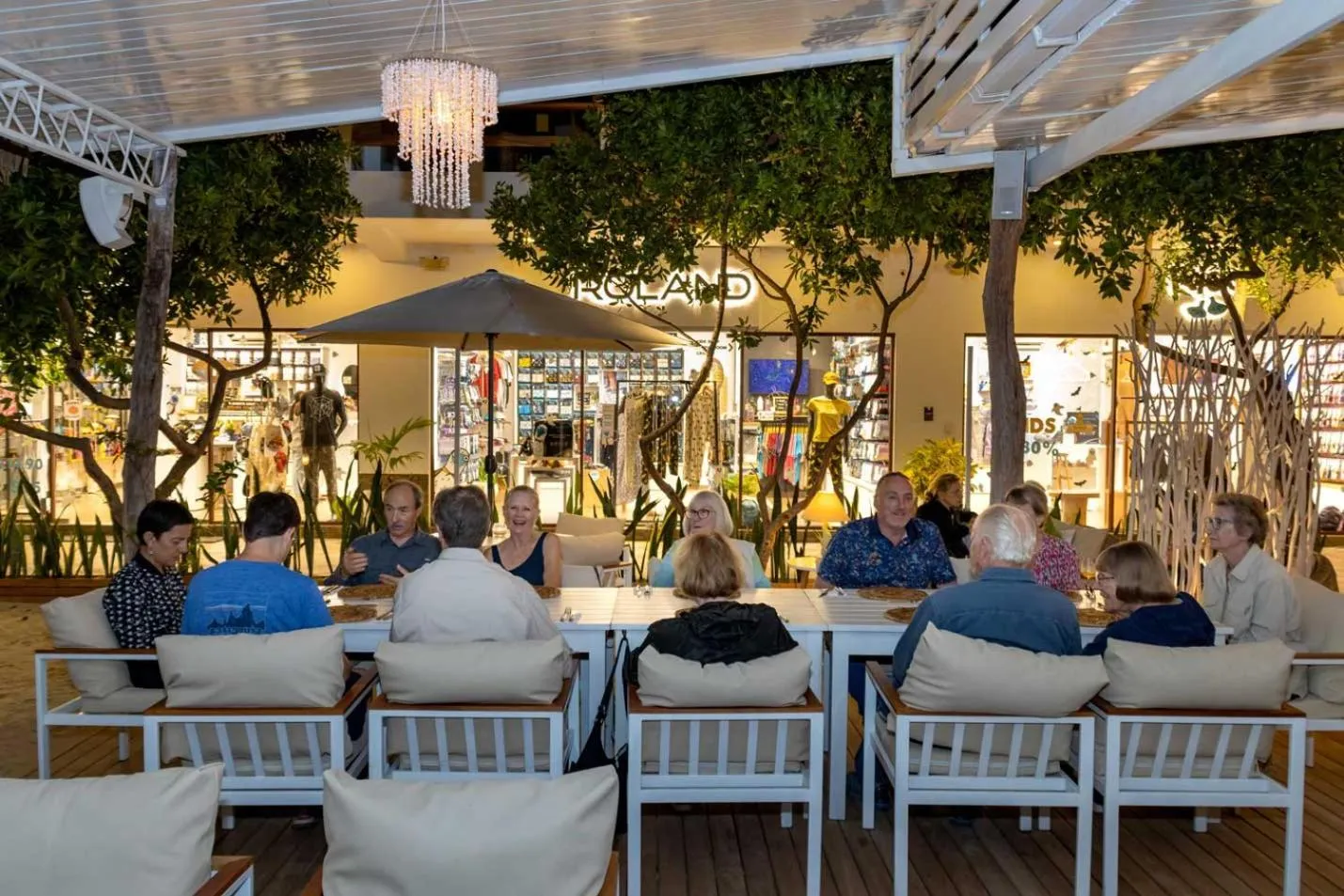 Restaurant/places to eat in Plaza Luna Suites