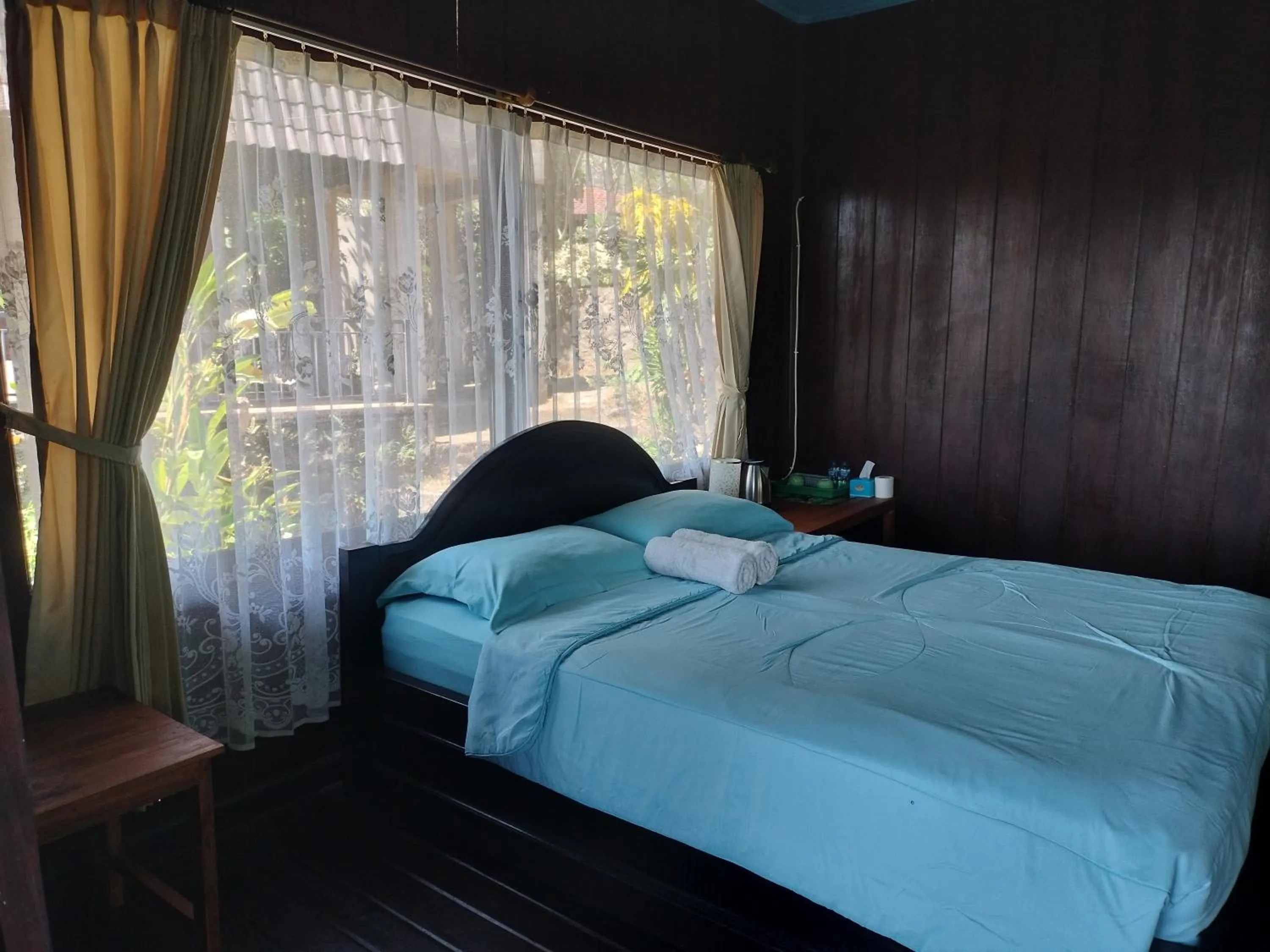 Photo of the whole room, Bed in D'kailash Retreat