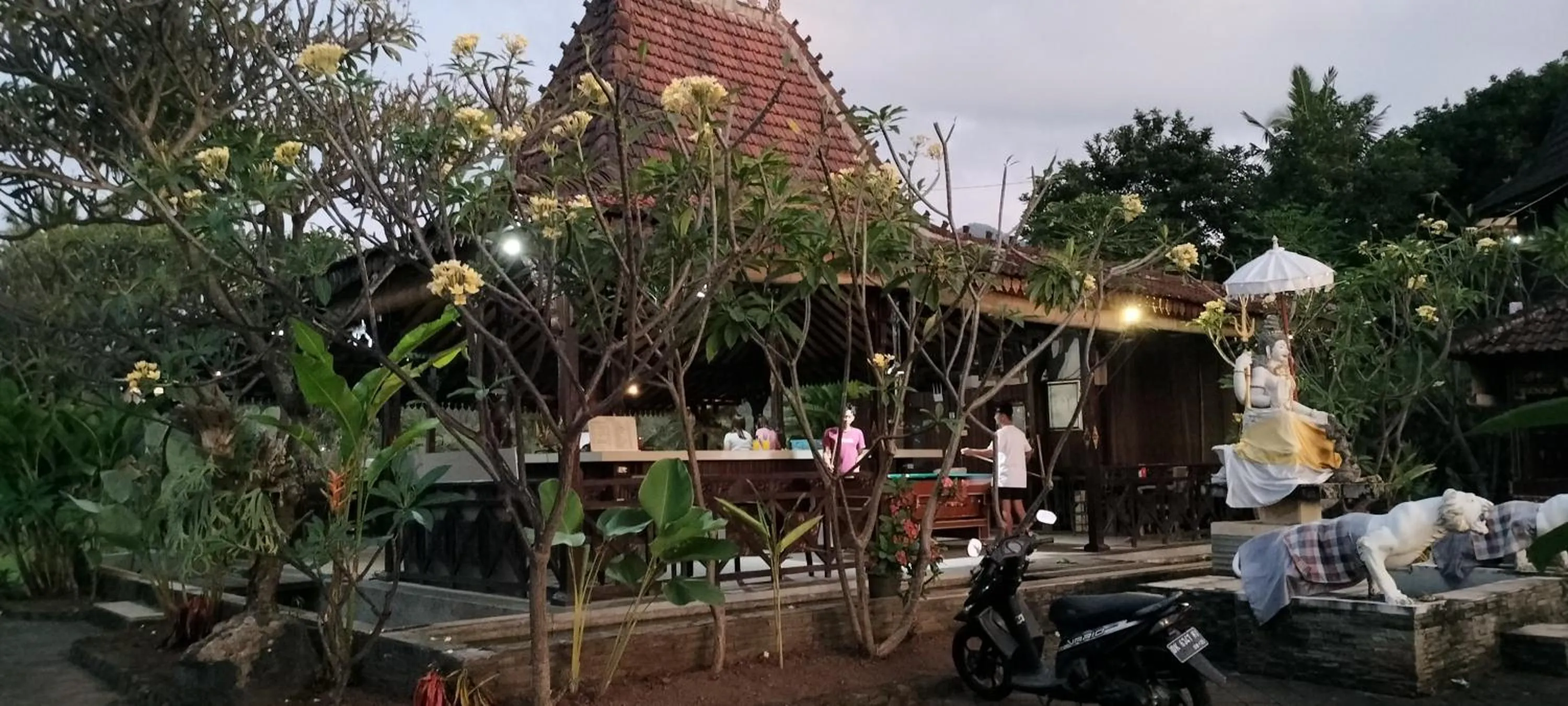 Restaurant/places to eat in D'kailash Retreat