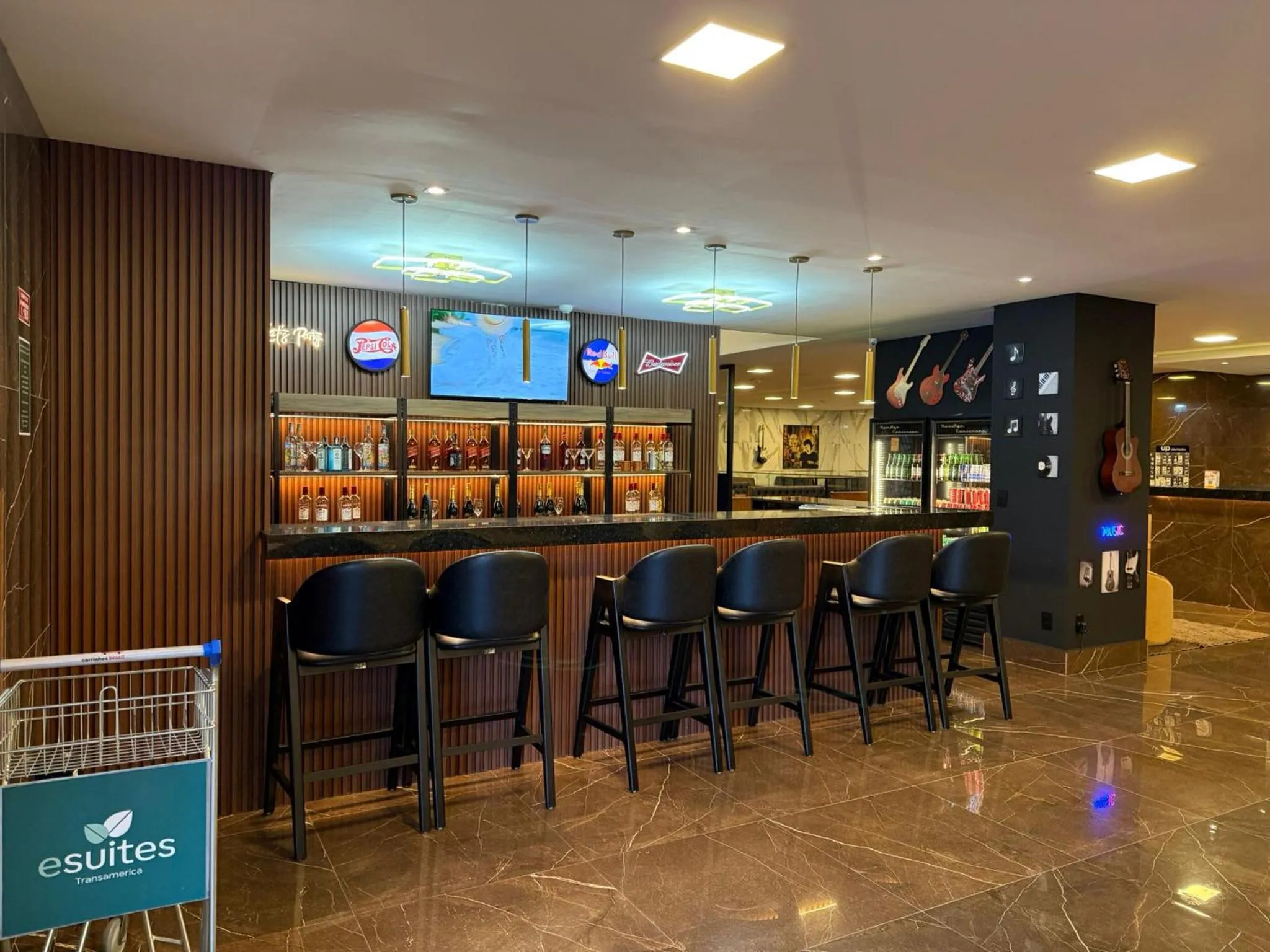 Lounge or bar in eSuites Sorocaba