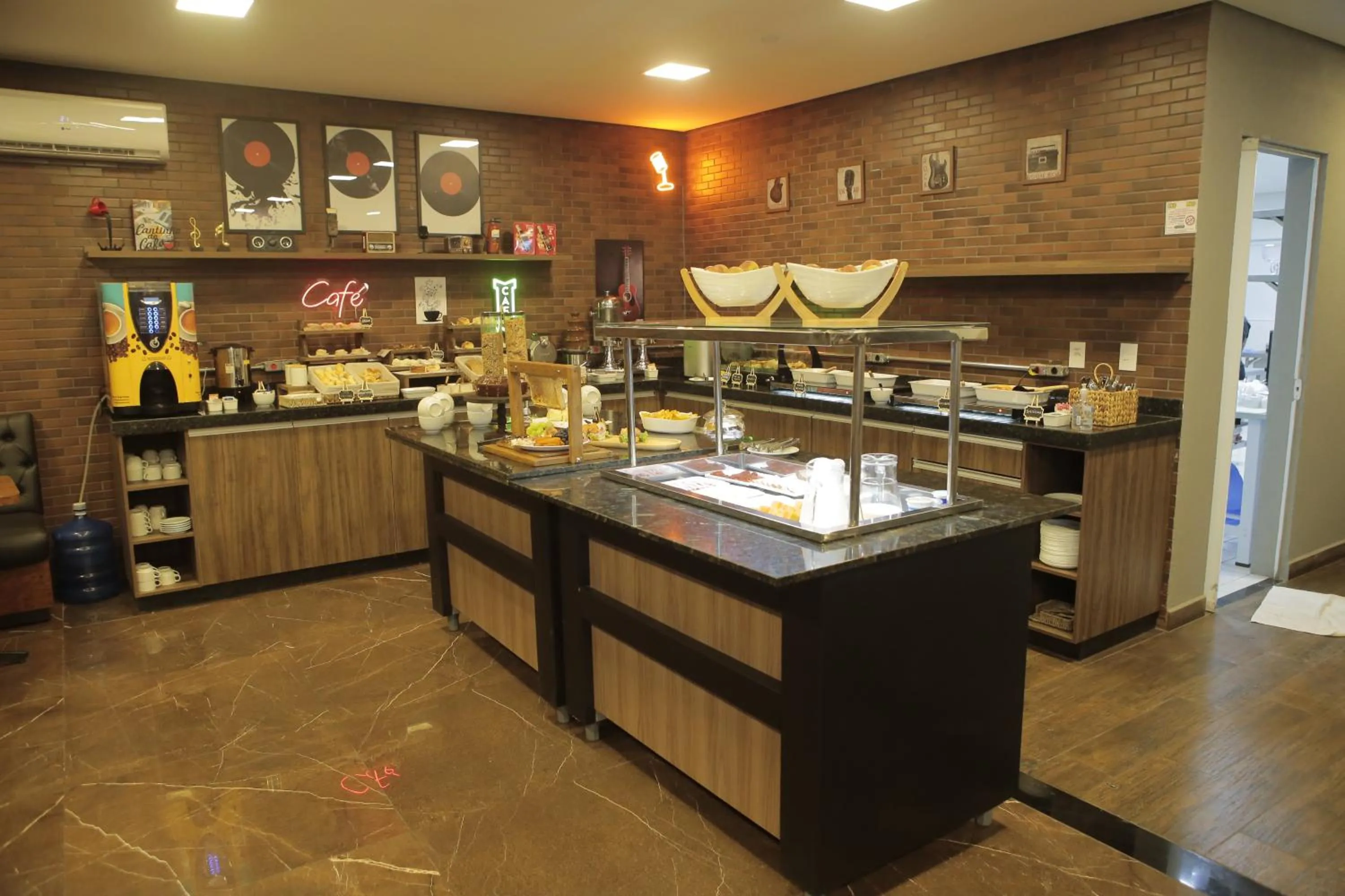 Restaurant/places to eat in eSuites Sorocaba