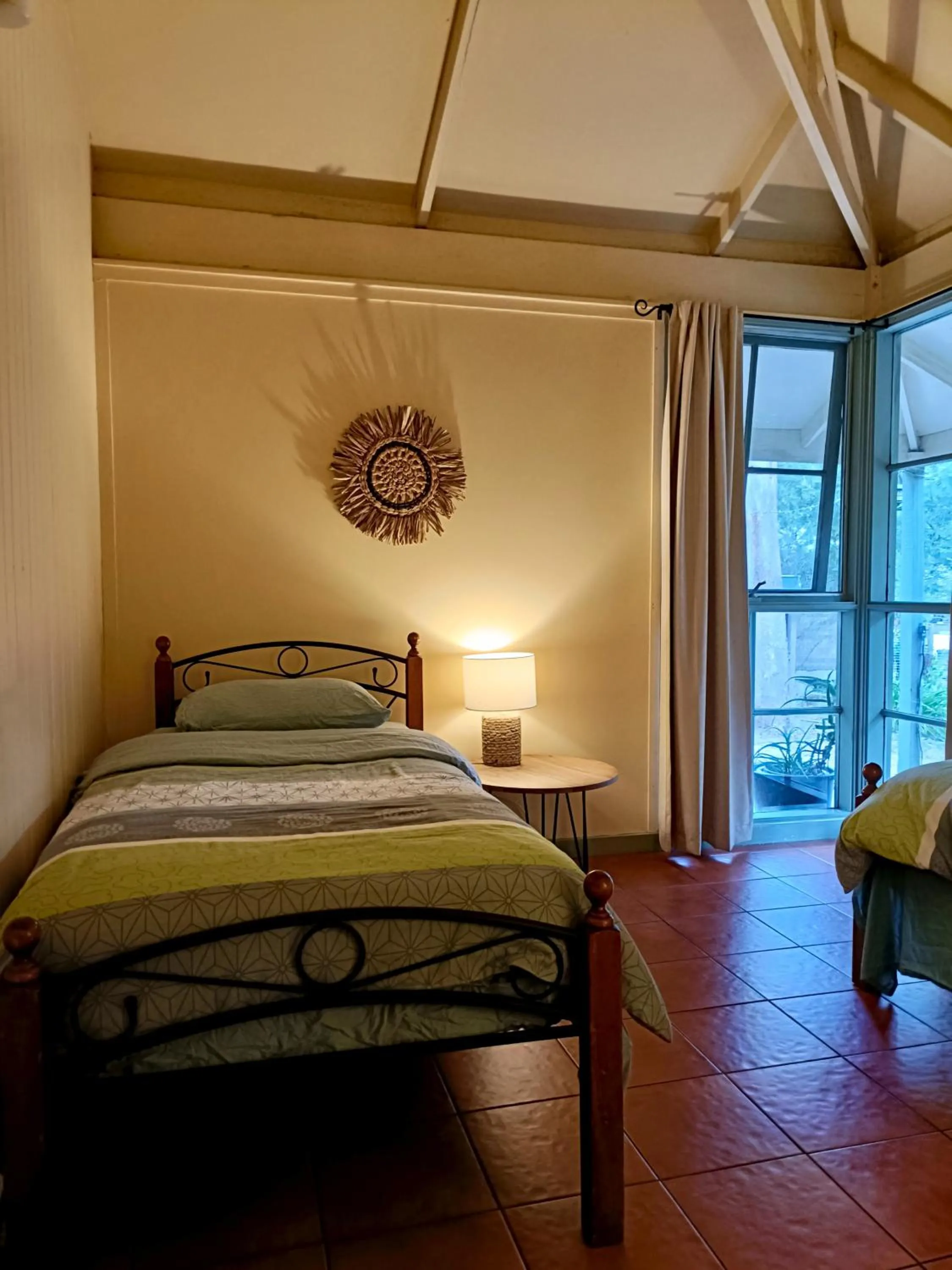 Bedroom, Bed in Kalimna Woods Cottages