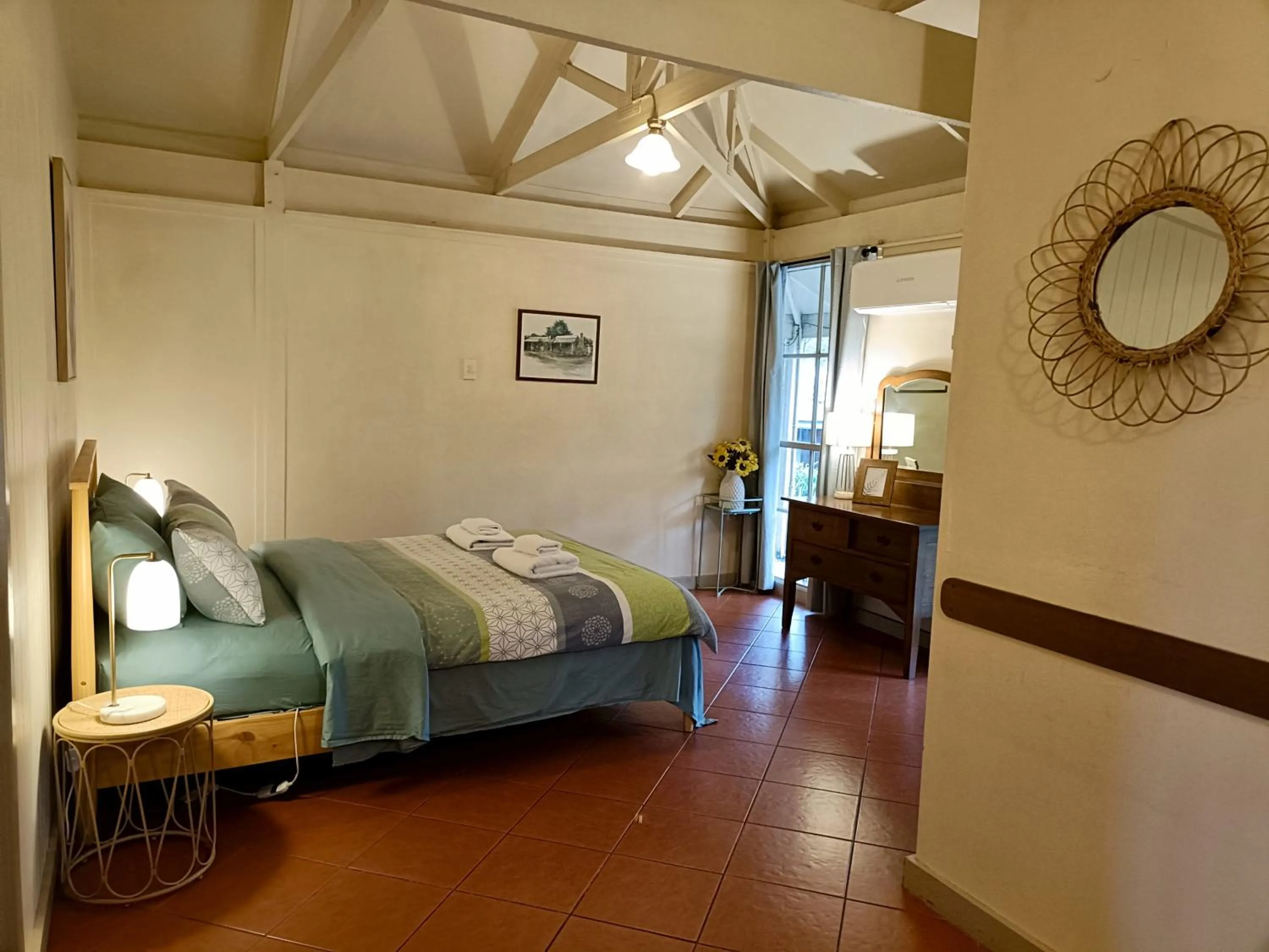 Bed in Kalimna Woods Cottages