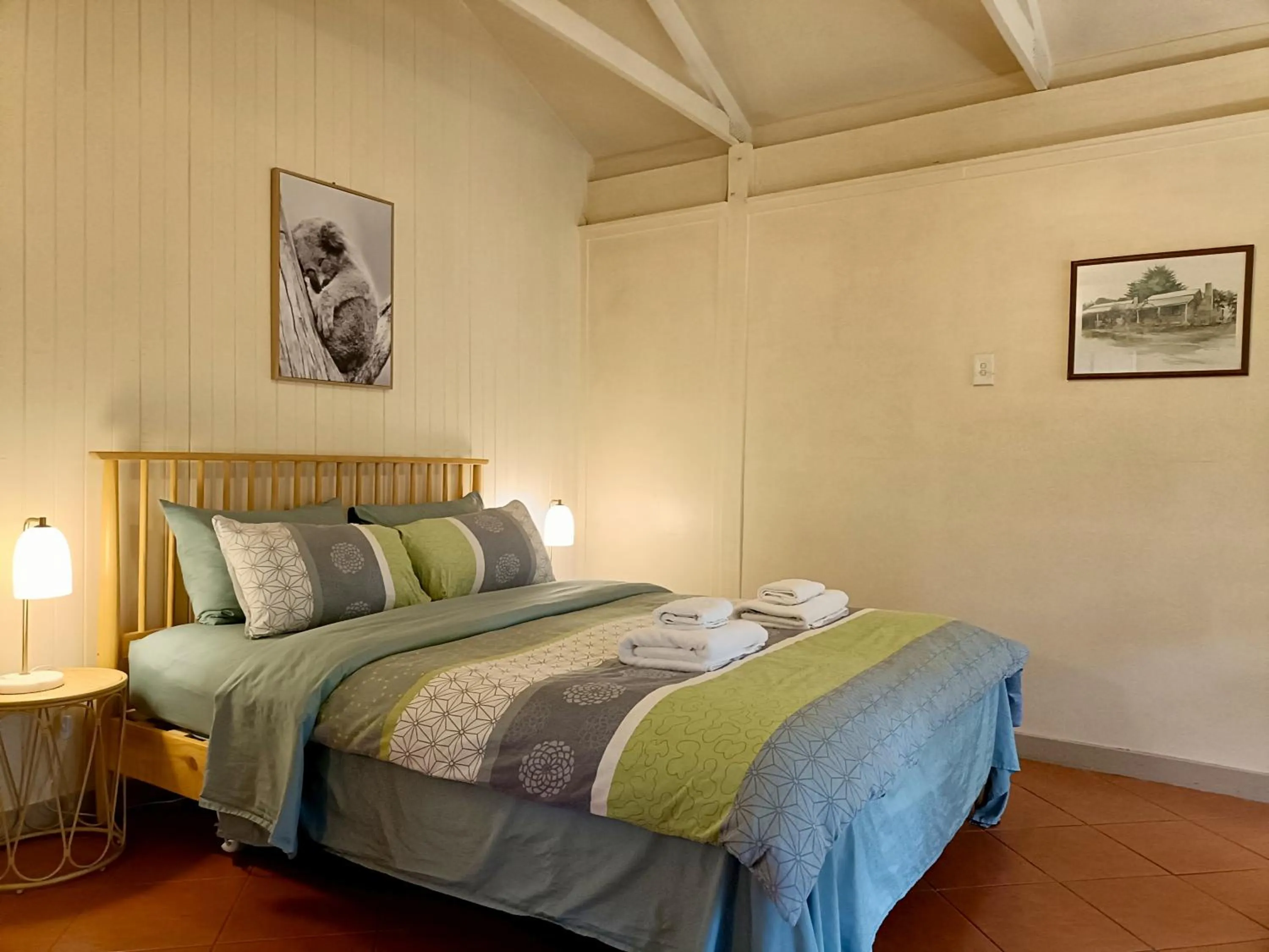 Bed in Kalimna Woods Cottages