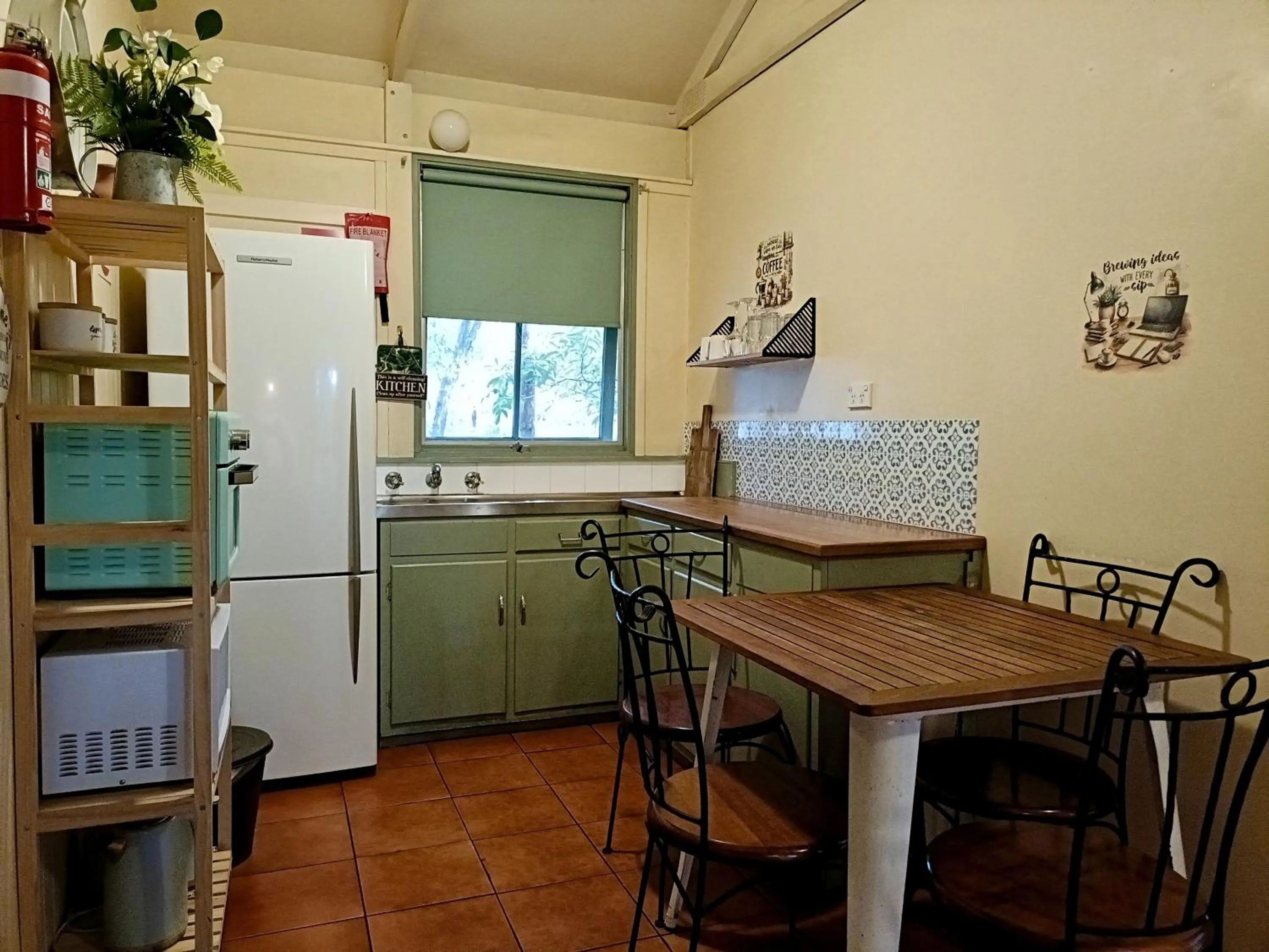 Kitchen or kitchenette in Kalimna Woods Cottages