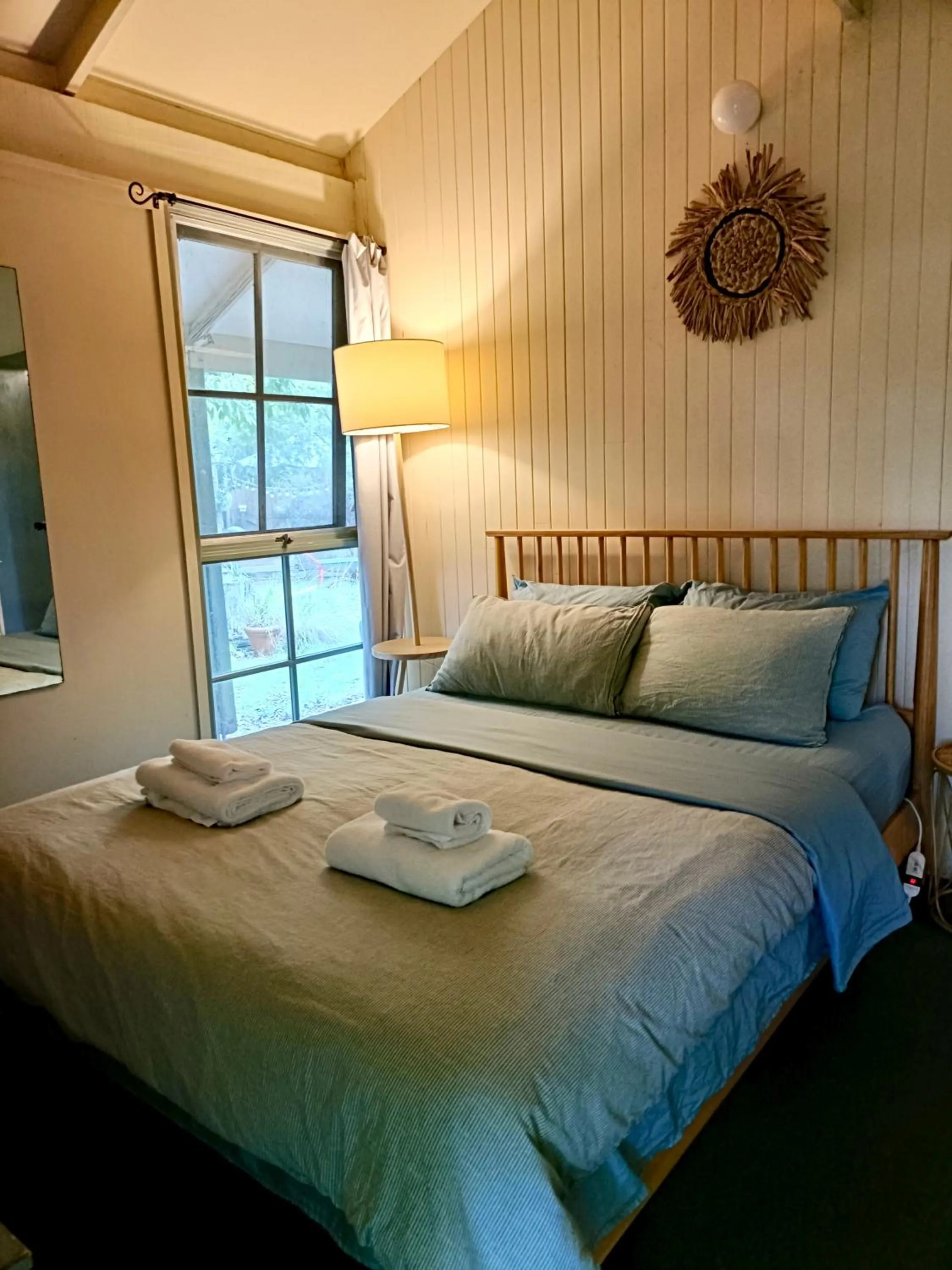 Bedroom, Bed in Kalimna Woods Cottages