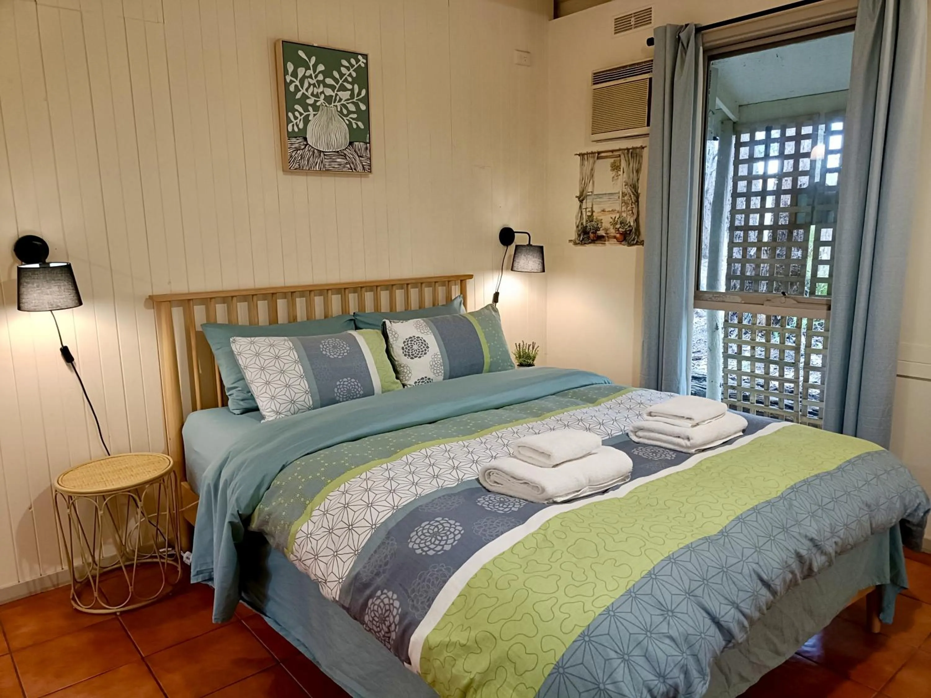 Bed in Kalimna Woods Cottages