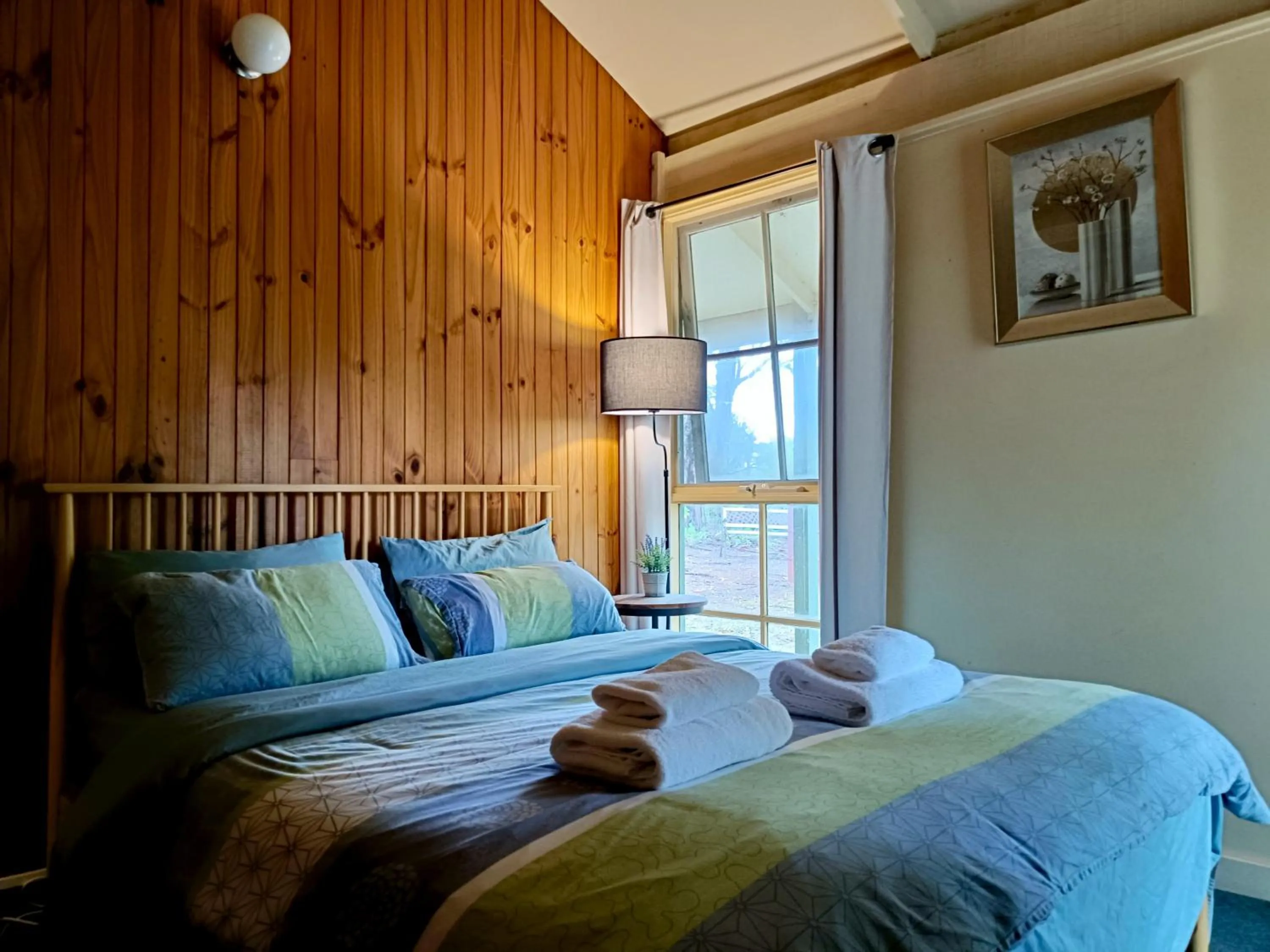 Bed in Kalimna Woods Cottages