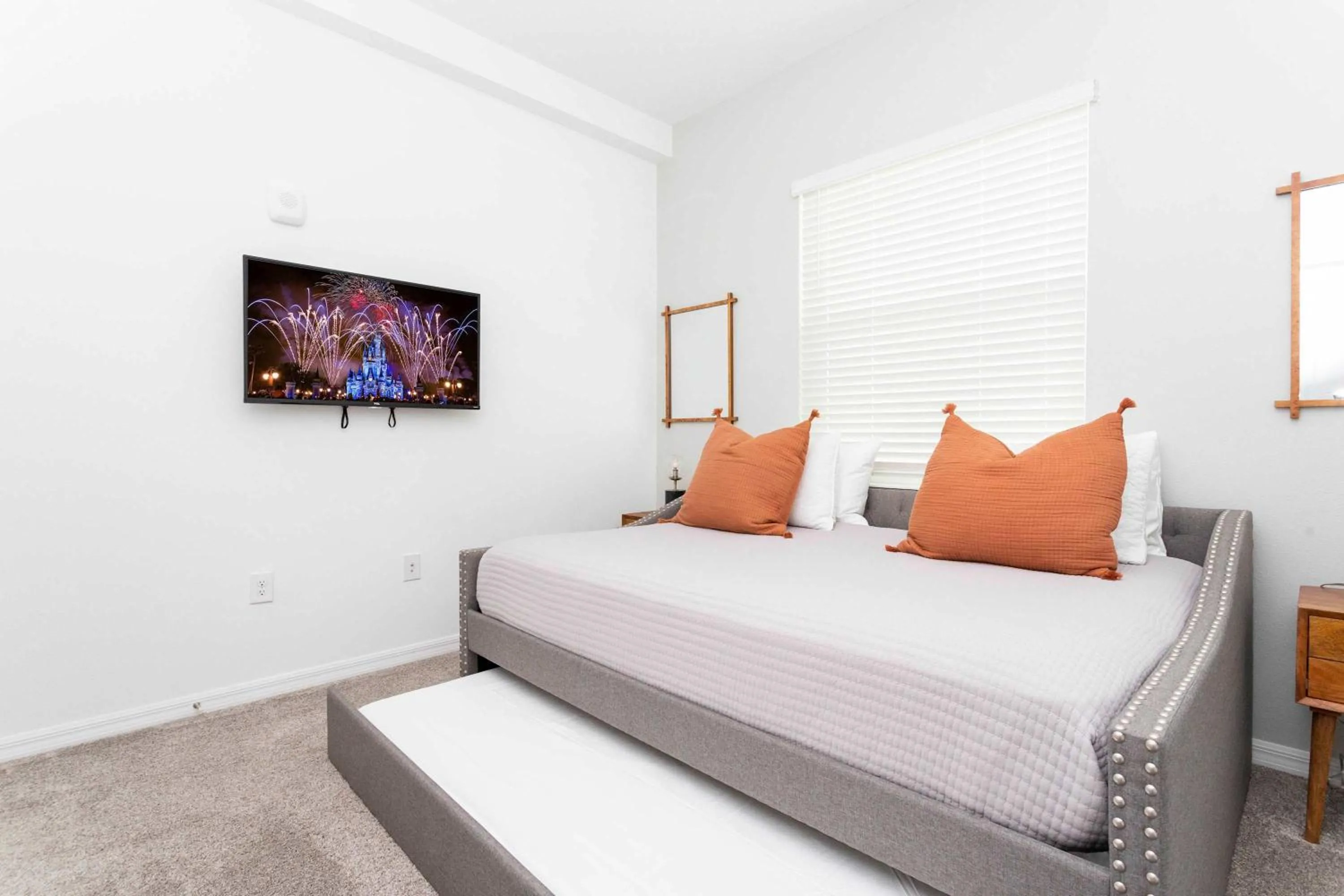 Bed in Gorgeous 2Bd Apto Close to Disney @ Storey Lake 404 3191