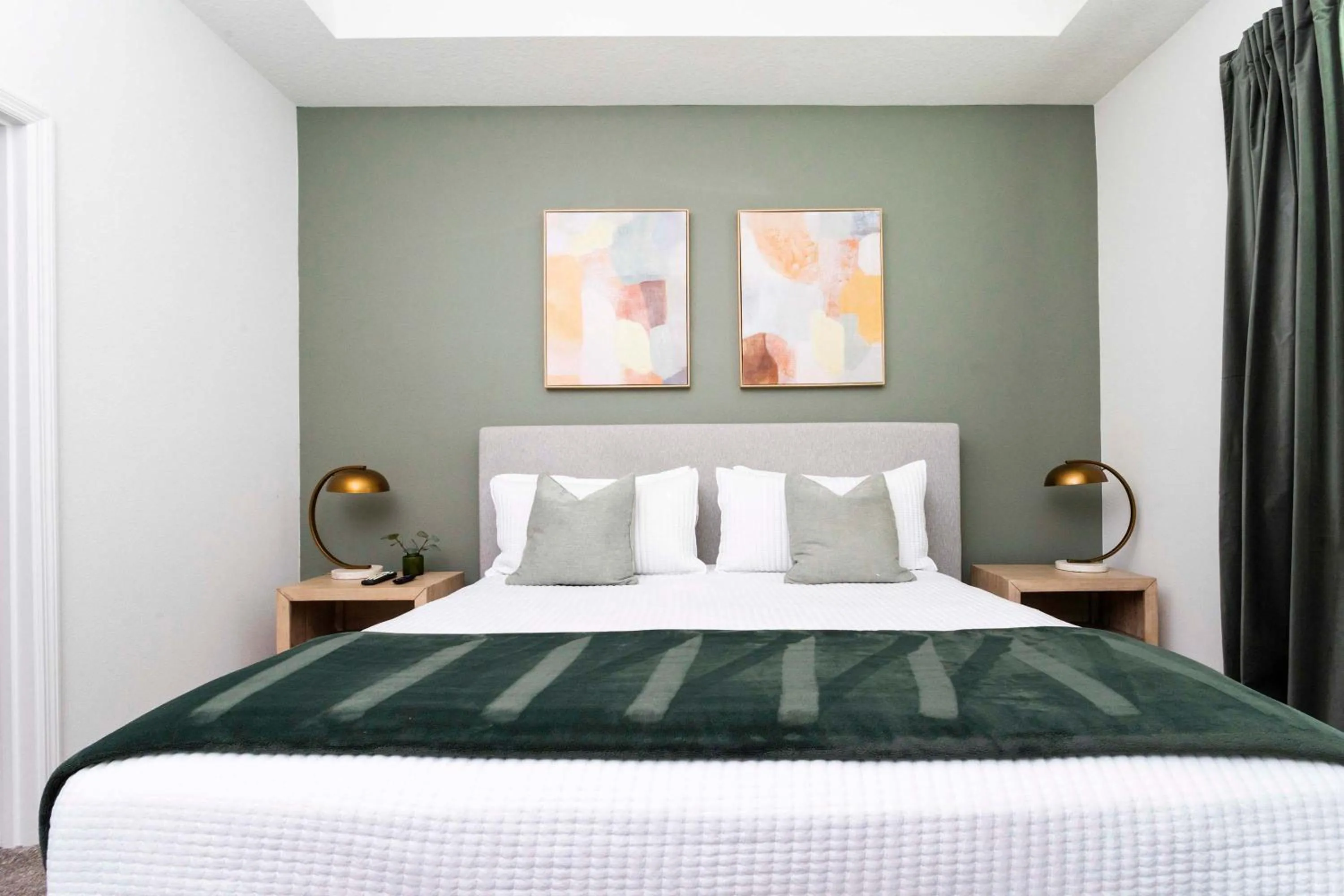 Bed in Gorgeous 2Bd Apto Close to Disney @ Storey Lake 404 3191