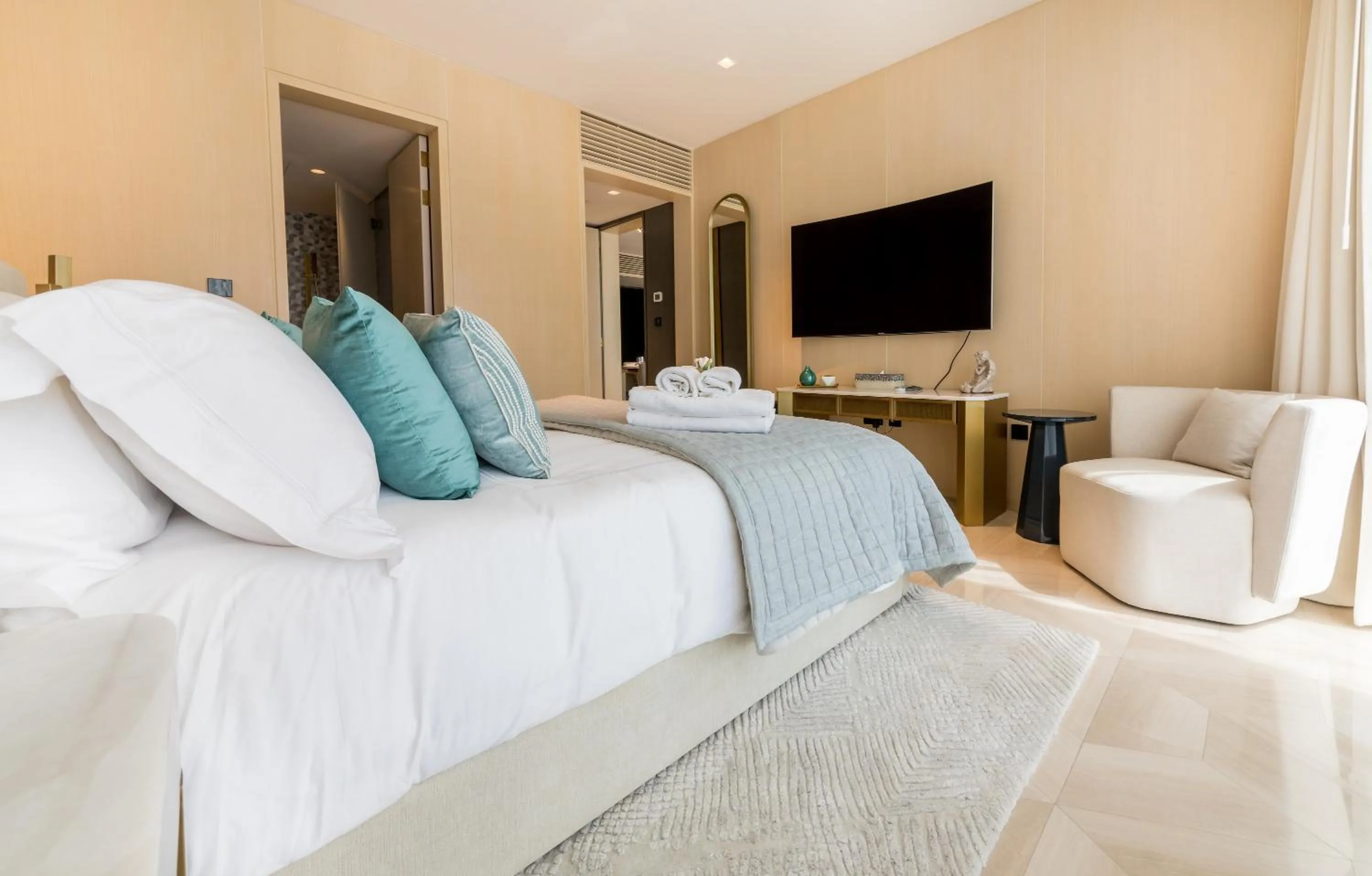 Bed in Maison Privee - Luxury Sea View Apt in FIVE Resort on The Palm