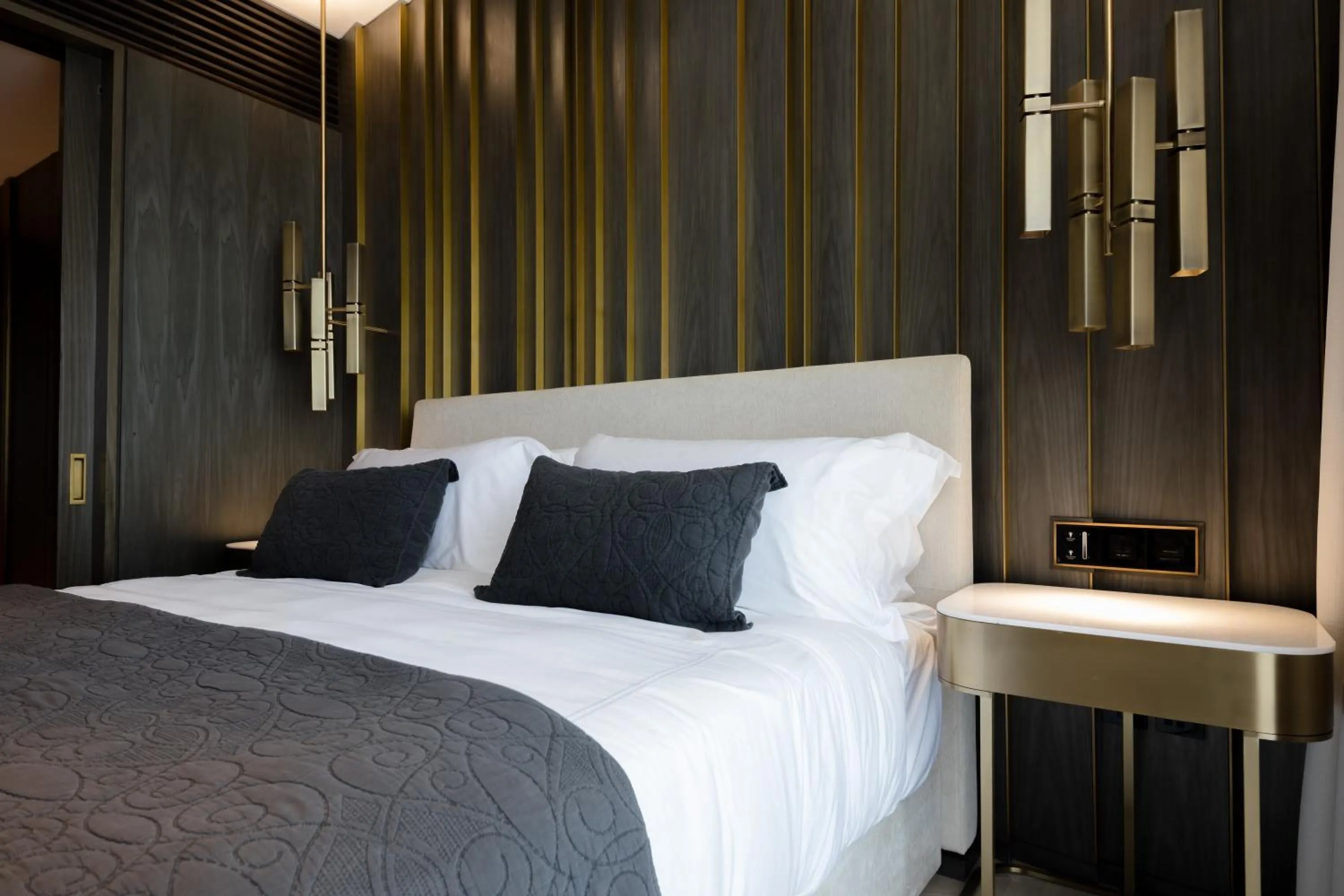 Bed in Maison Privee - Luxury Sea View Apt in FIVE Resort on The Palm