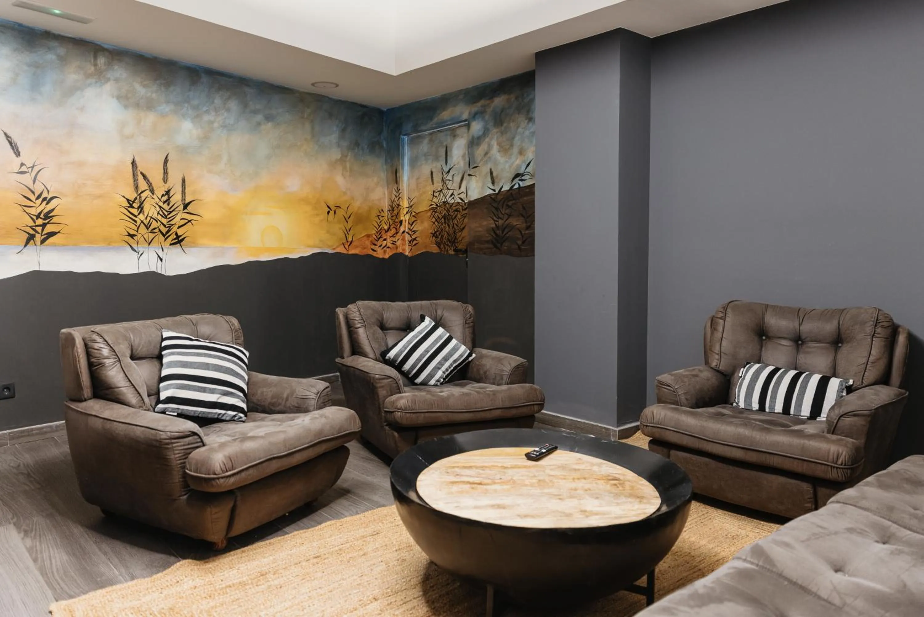 Communal lounge/ TV room in Hotel Travessera