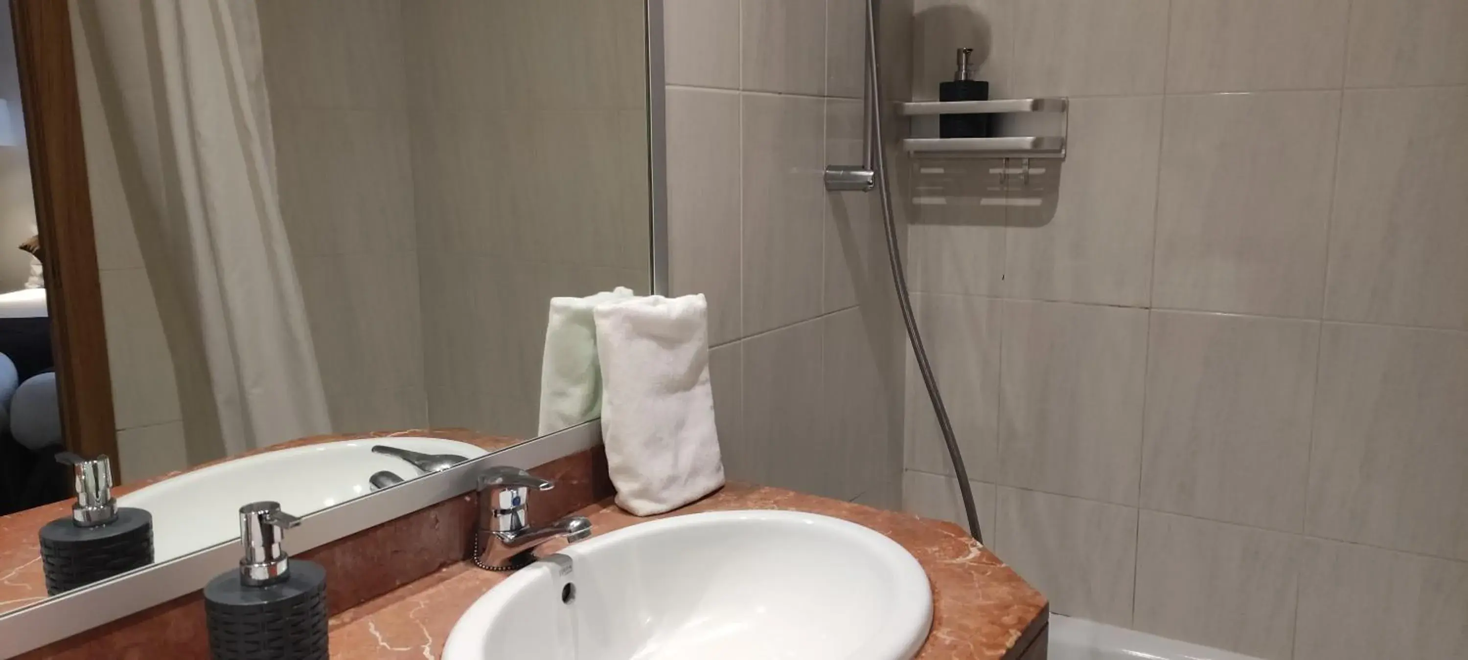 Standard Quadruple Room in Hotel Travessera Standard Quadruple Room in Hotel Travessera