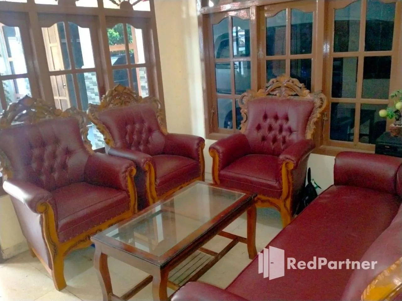 Seating area in Navisha Guest House Syariah near Exit Tol Batang RedPartner