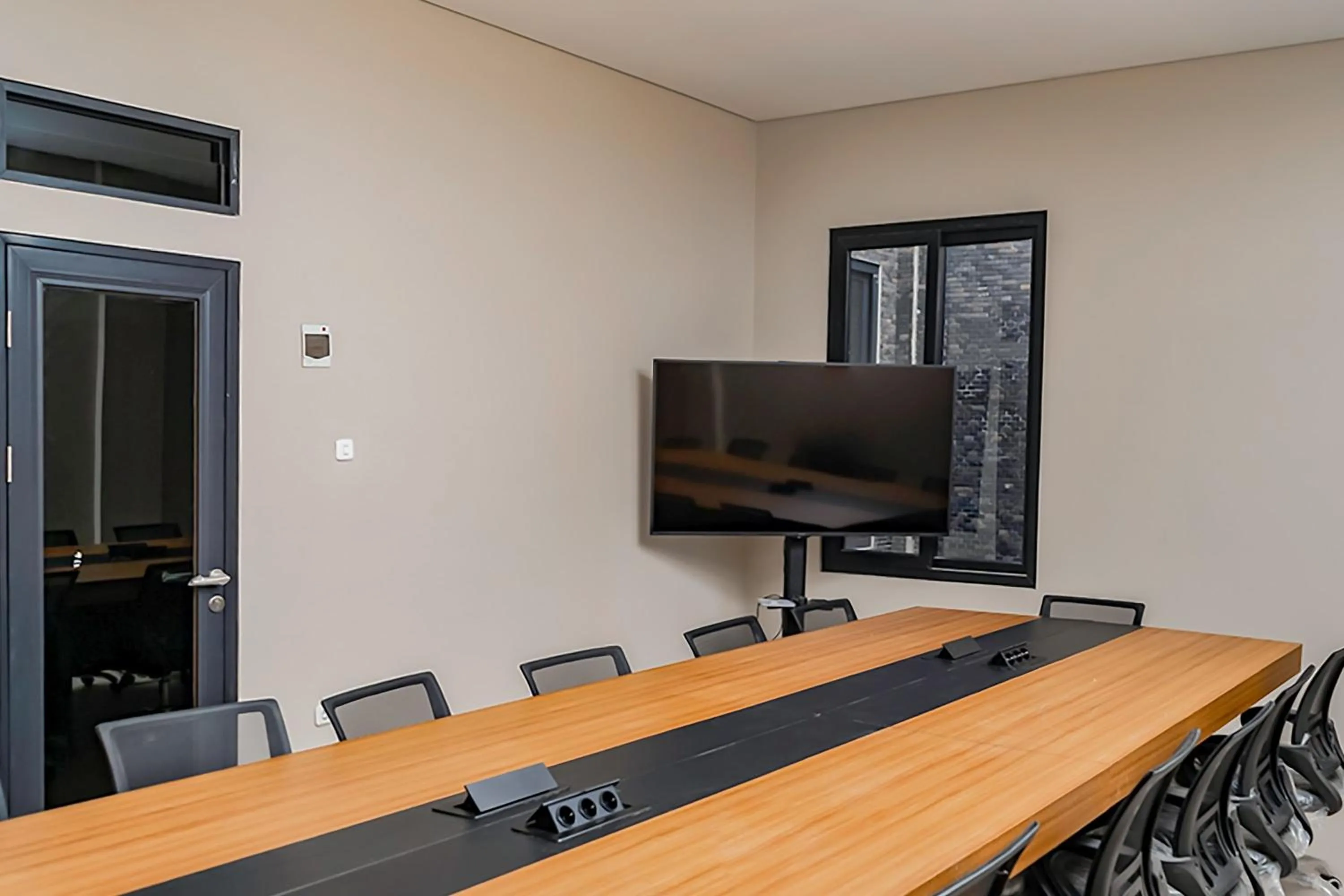 Meeting/conference room in Urbanview Elephant Eleven Residence Buah Batu Bandung by RedDoorz