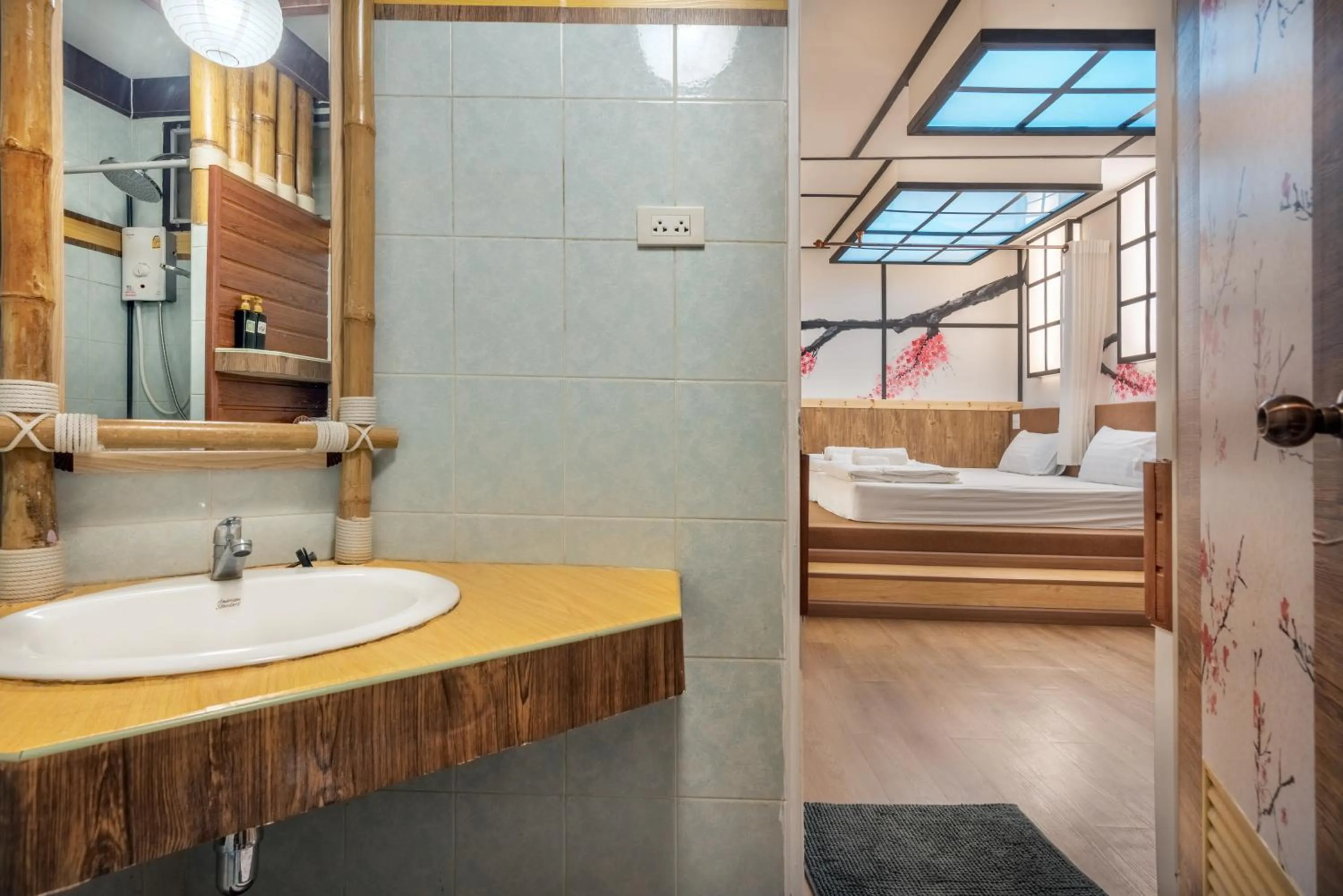 Bathroom, Bed in โรงแรมชิบะรูม นครราชสีมา เซ็นทรัลโคราช