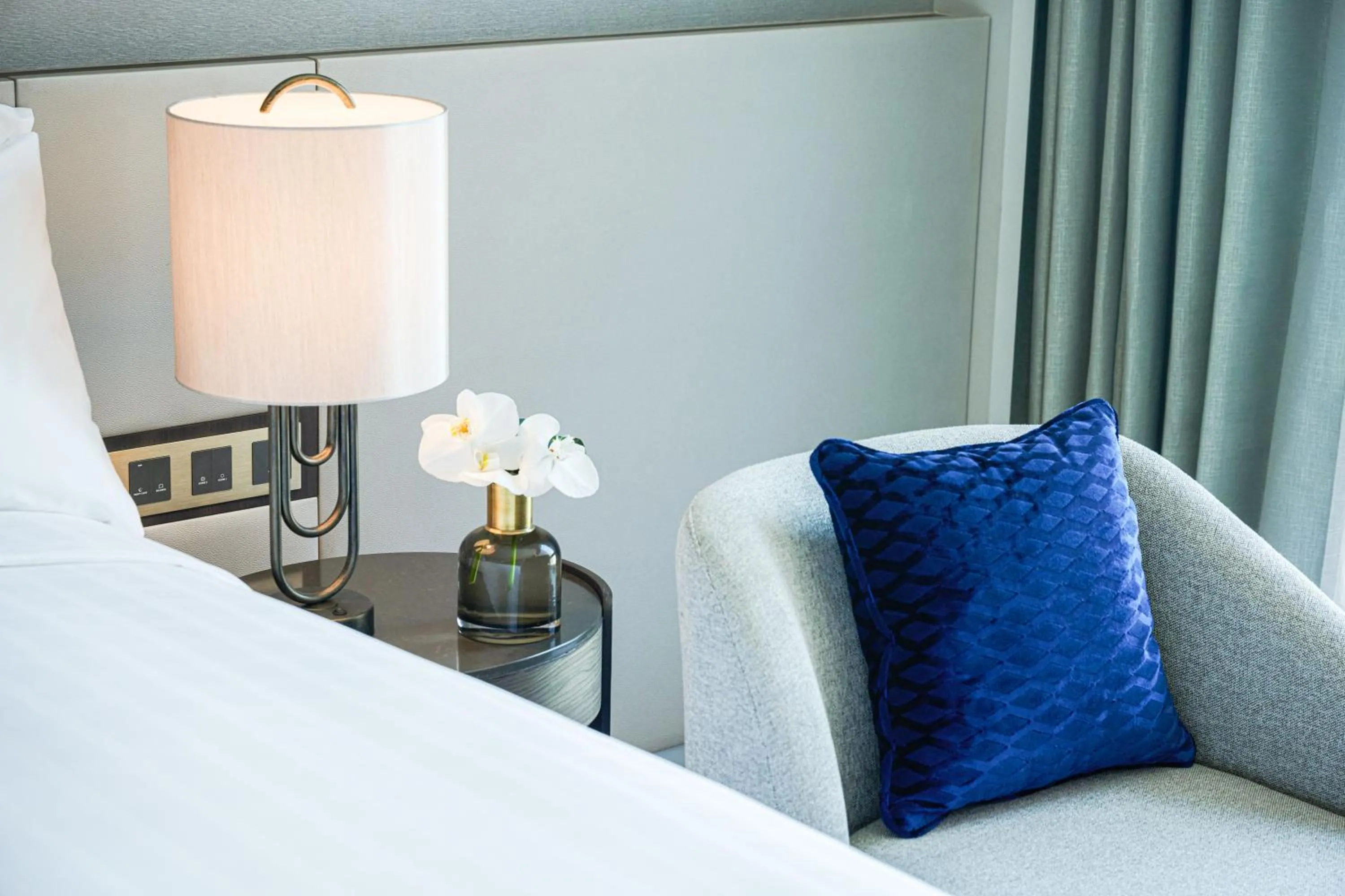 Seating area, Bed in Chatrium Grand Bangkok