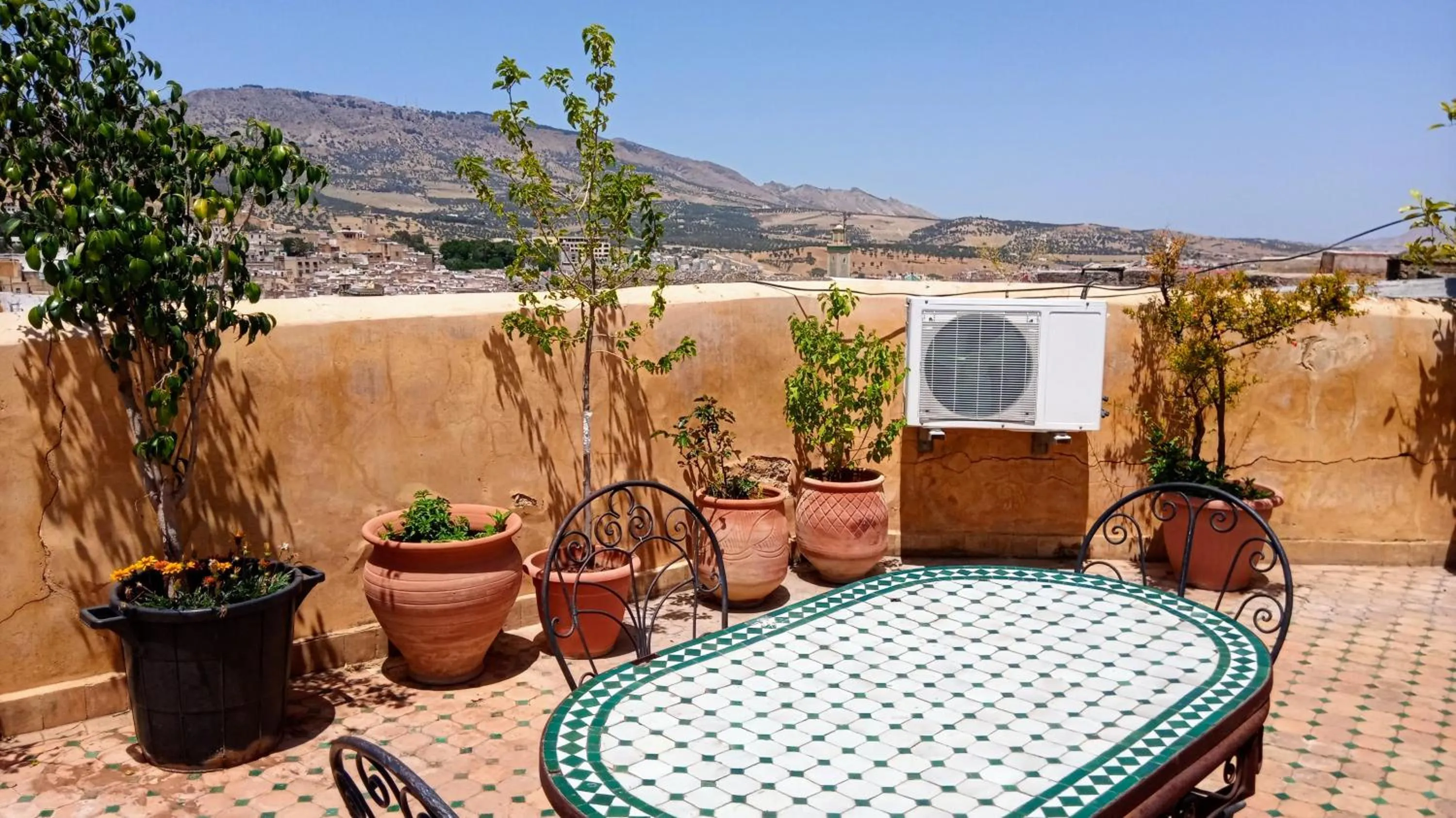 Restaurant/places to eat in Riad Rchacha